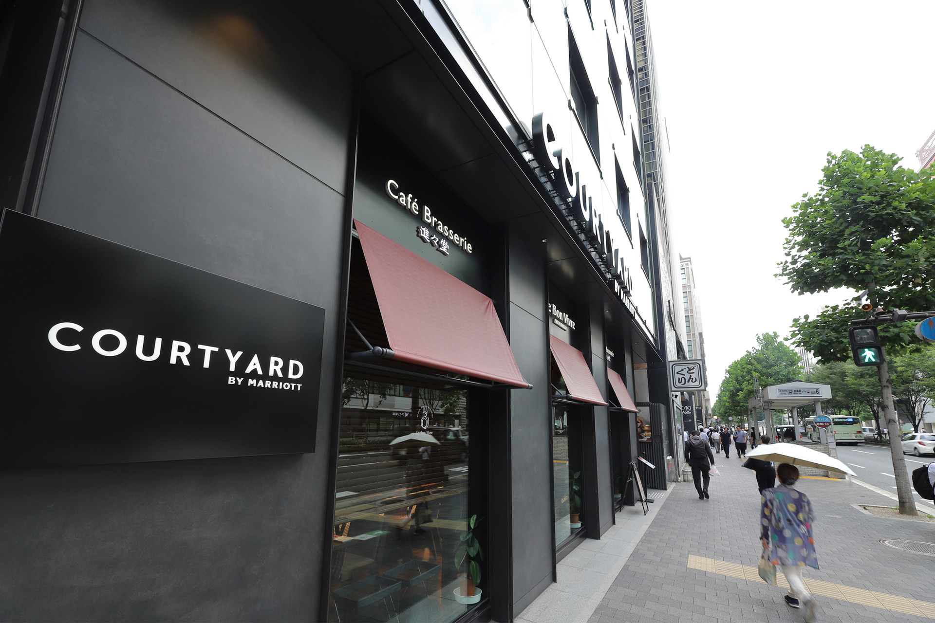 ホテルは交通至便。右奥に見えるのが地下鉄四条駅の6番出口