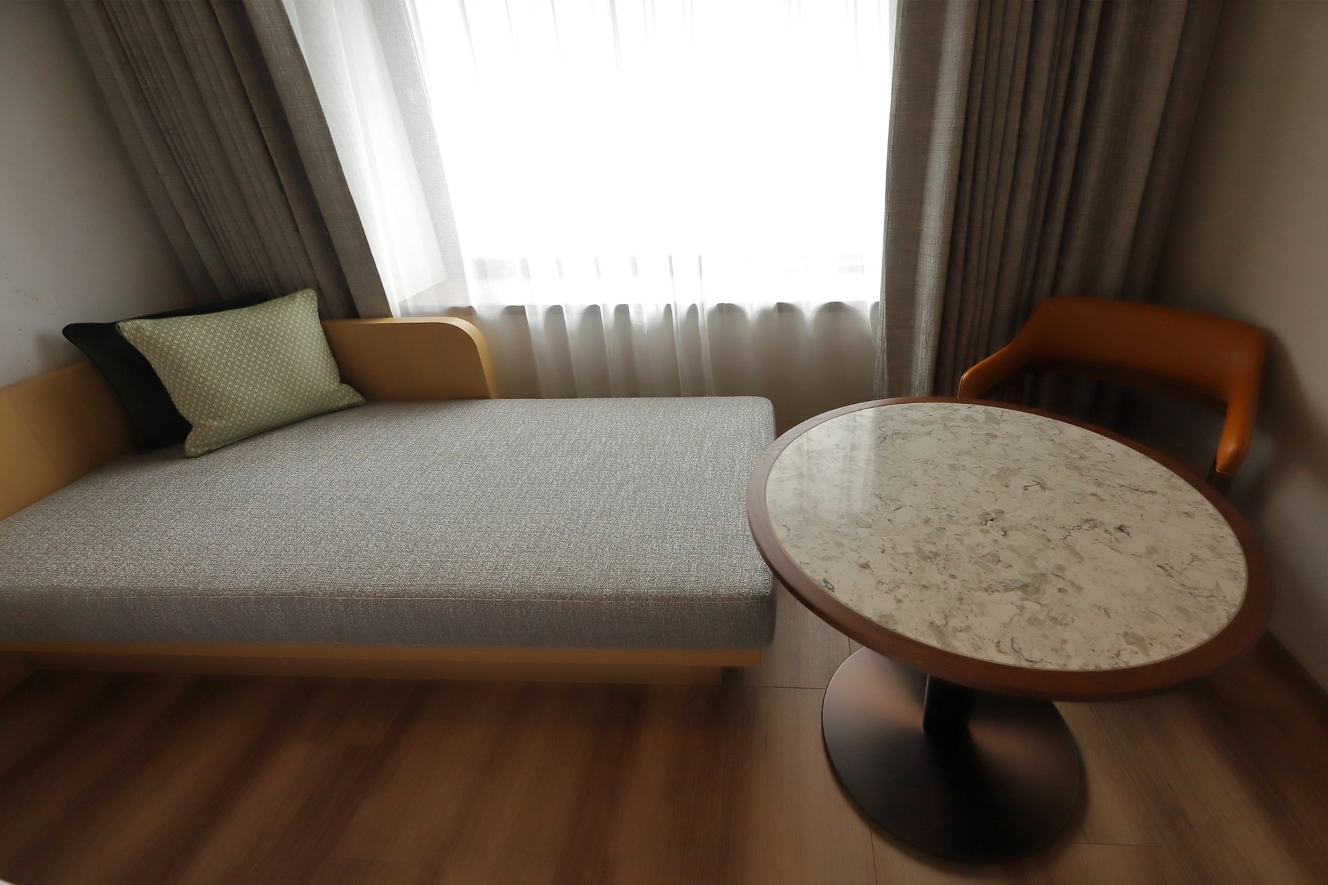 ソファベッド（180×92cm）、チェアとテーブル