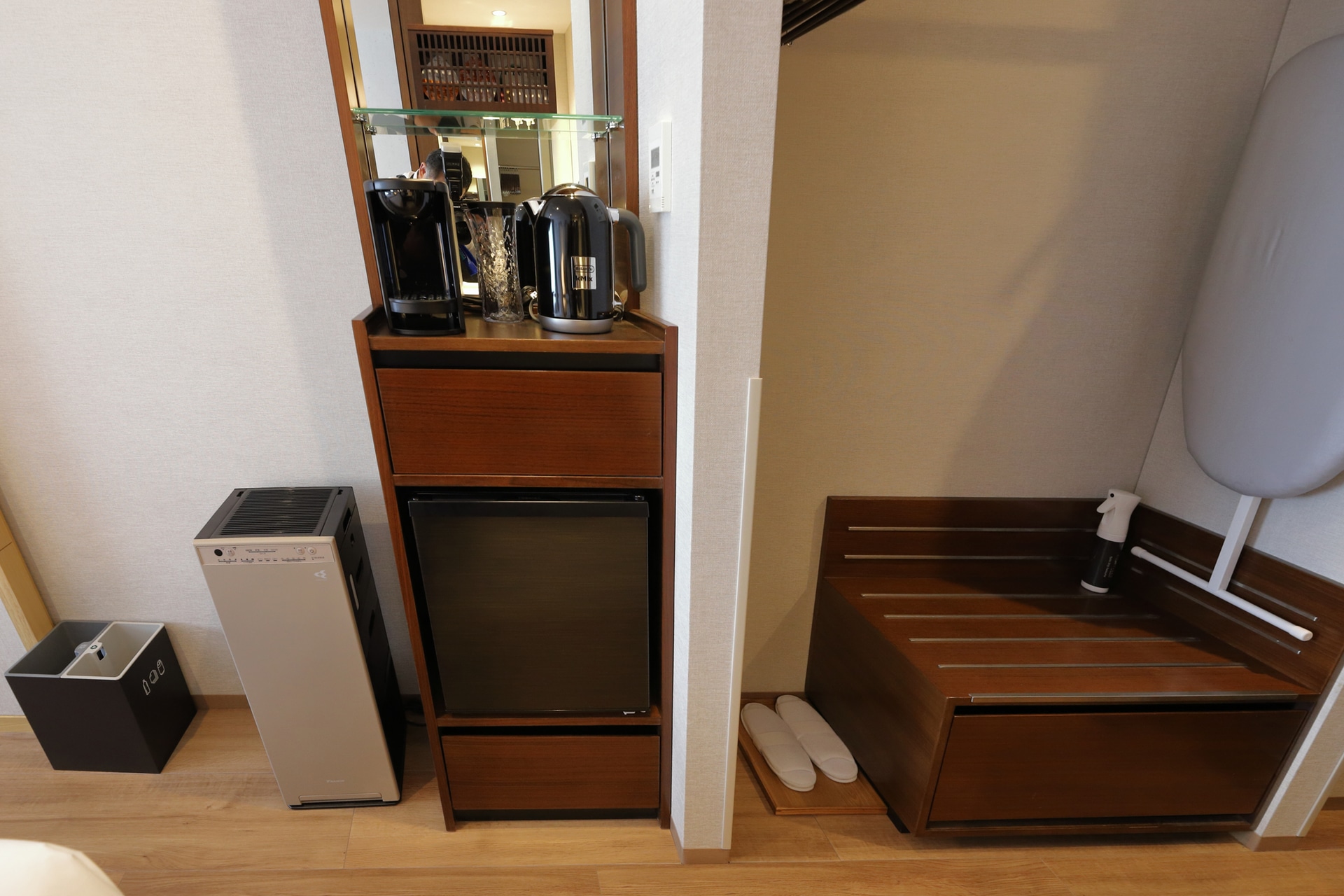 空気清浄機、ミニバー、冷蔵庫、クローゼットとラゲッジベーン、アイロン台