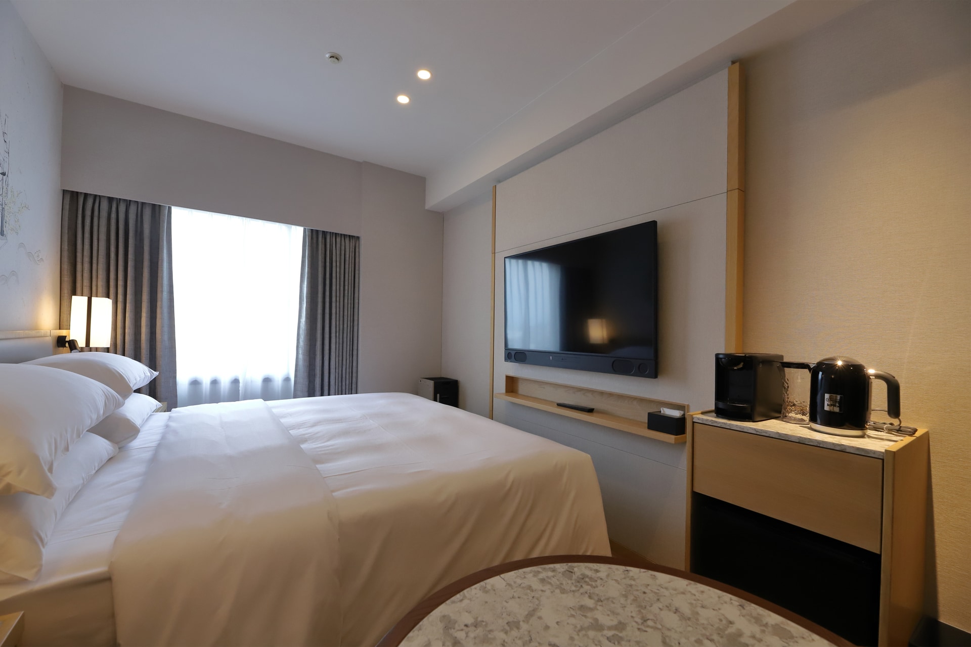 テレビは50インチ。ミニバー下にはセーフティボックスと冷蔵庫を収納