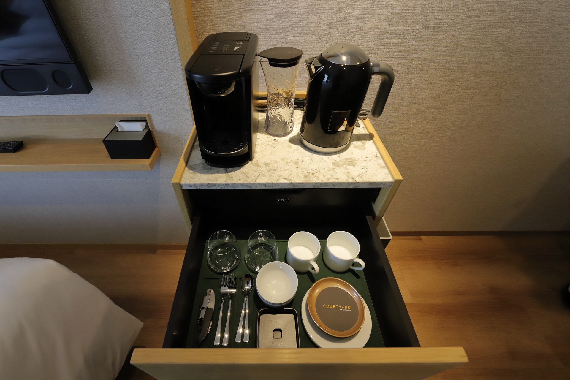 部屋でコーヒーや紅茶を楽しめる。氷は館内3フロアのエレベーターホール脇のアイスディスペンサーを利用する