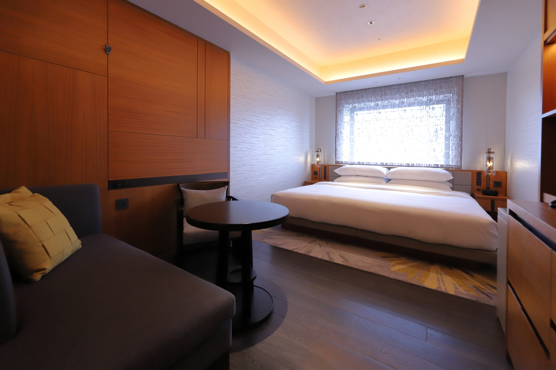 ベッドサイズは220×203cm。窓を背にした配置でフロアも広々