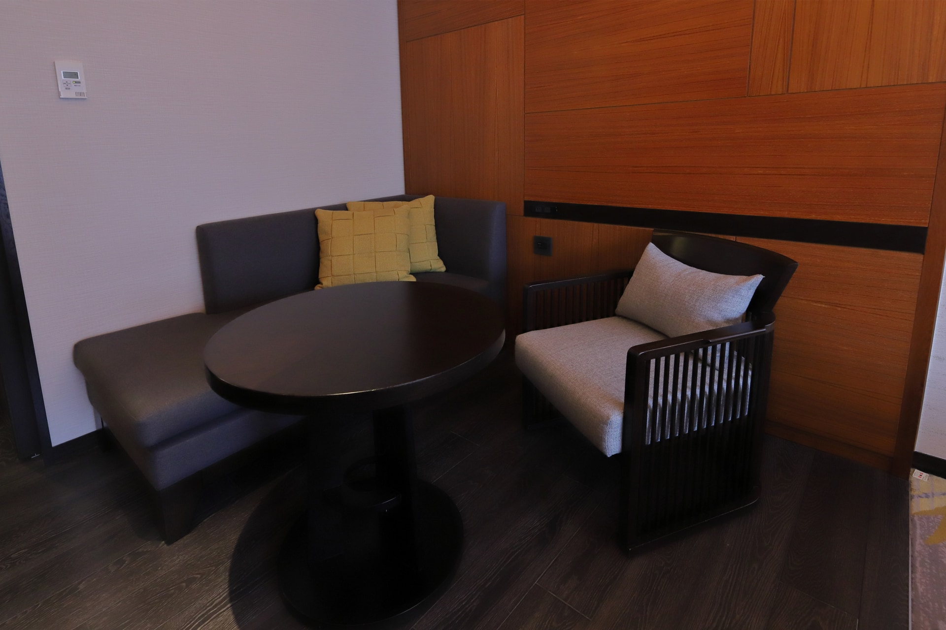 ソファ、テーブル、チェア