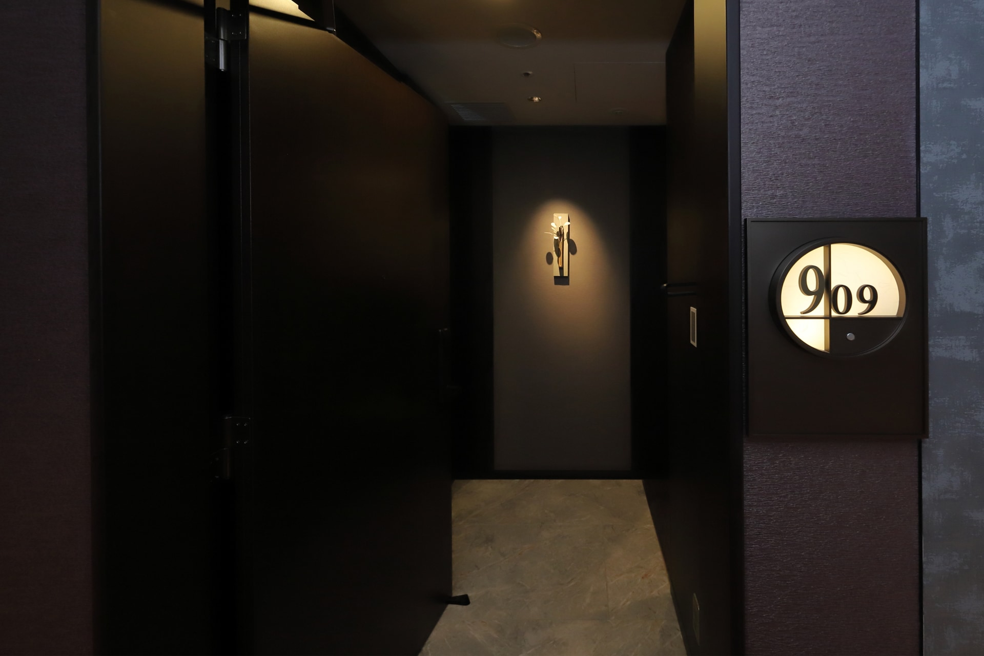エントランス（909号室）。扉を開いてもすぐ客室内が見えないようにレイアウトしている