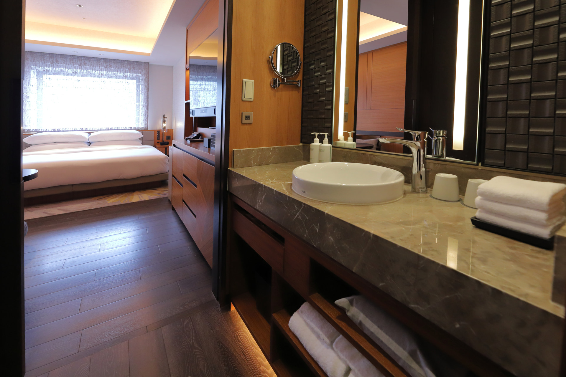 バニティコーナーとベッドルームは引き戸があり仕切ることができる