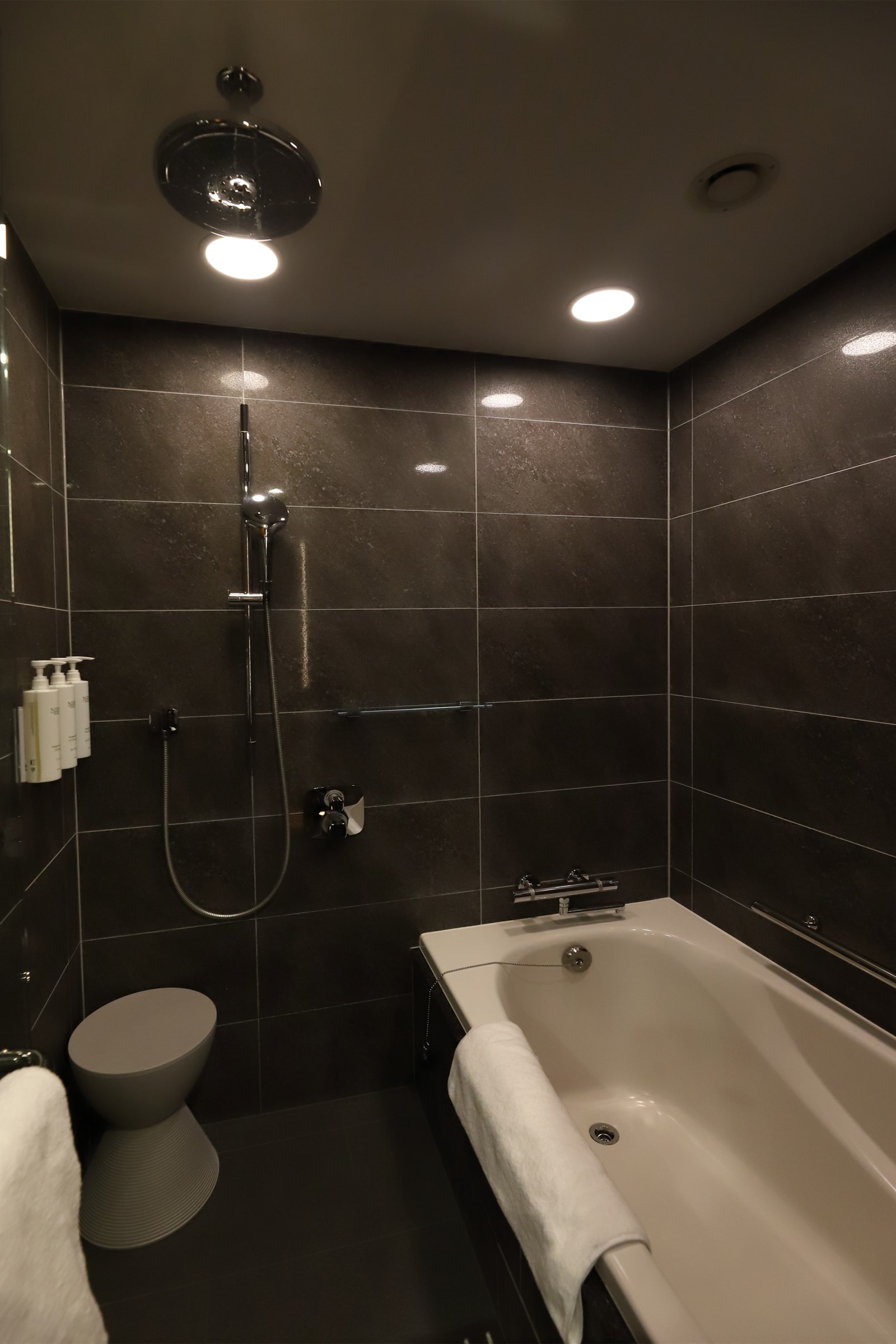 浴室とトイレは完全に独立している