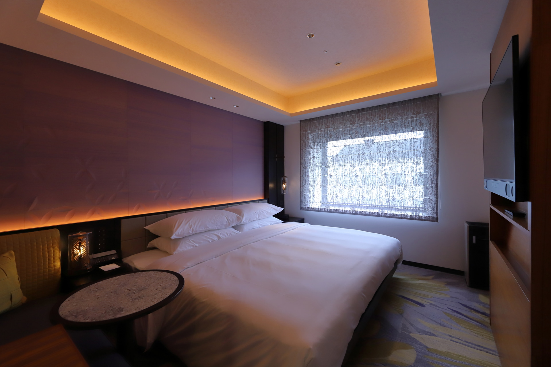 ベッドサイズは220×203cm