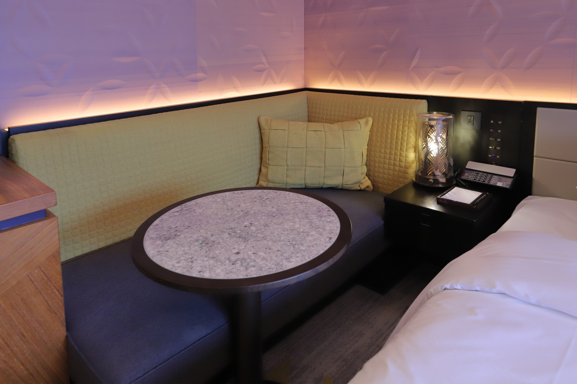 2人がゆったり掛けられるソファとテーブル