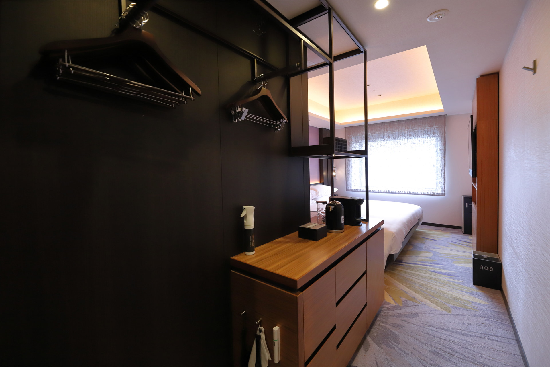 省スペースで機能的なクローゼットとミニバー