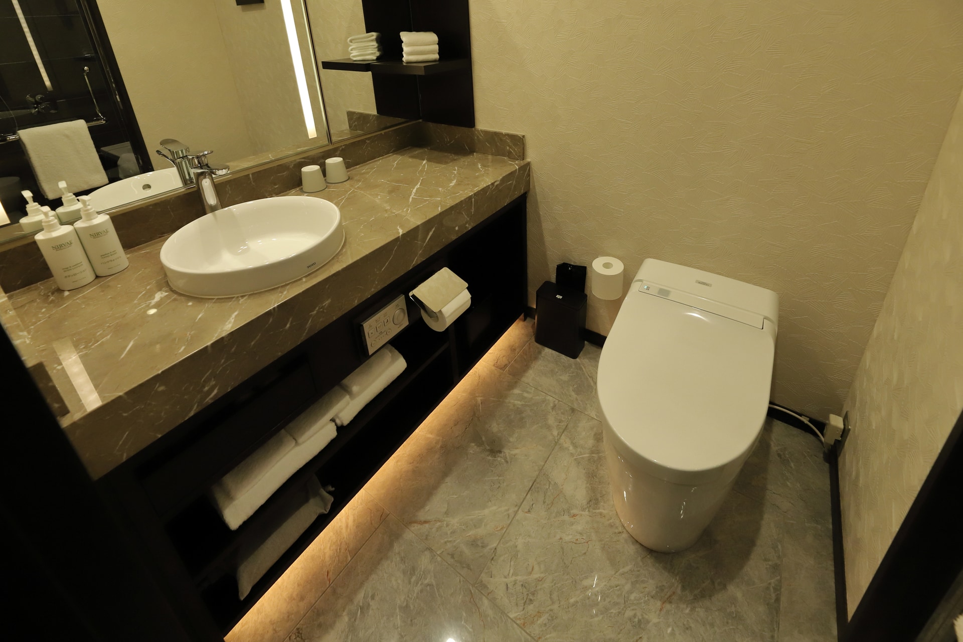 ゆったりとした洗面・トイレスペース