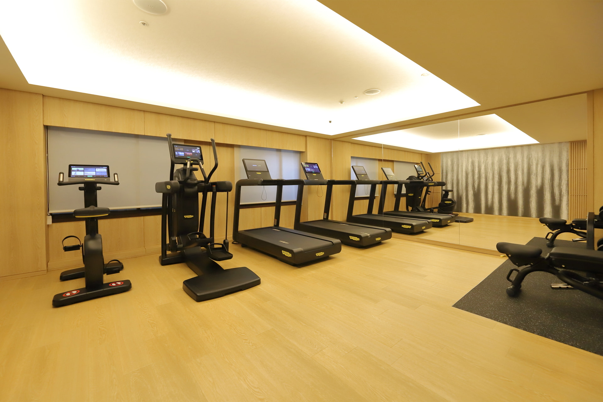 3階エレベーターホールすぐのフィットネスセンター