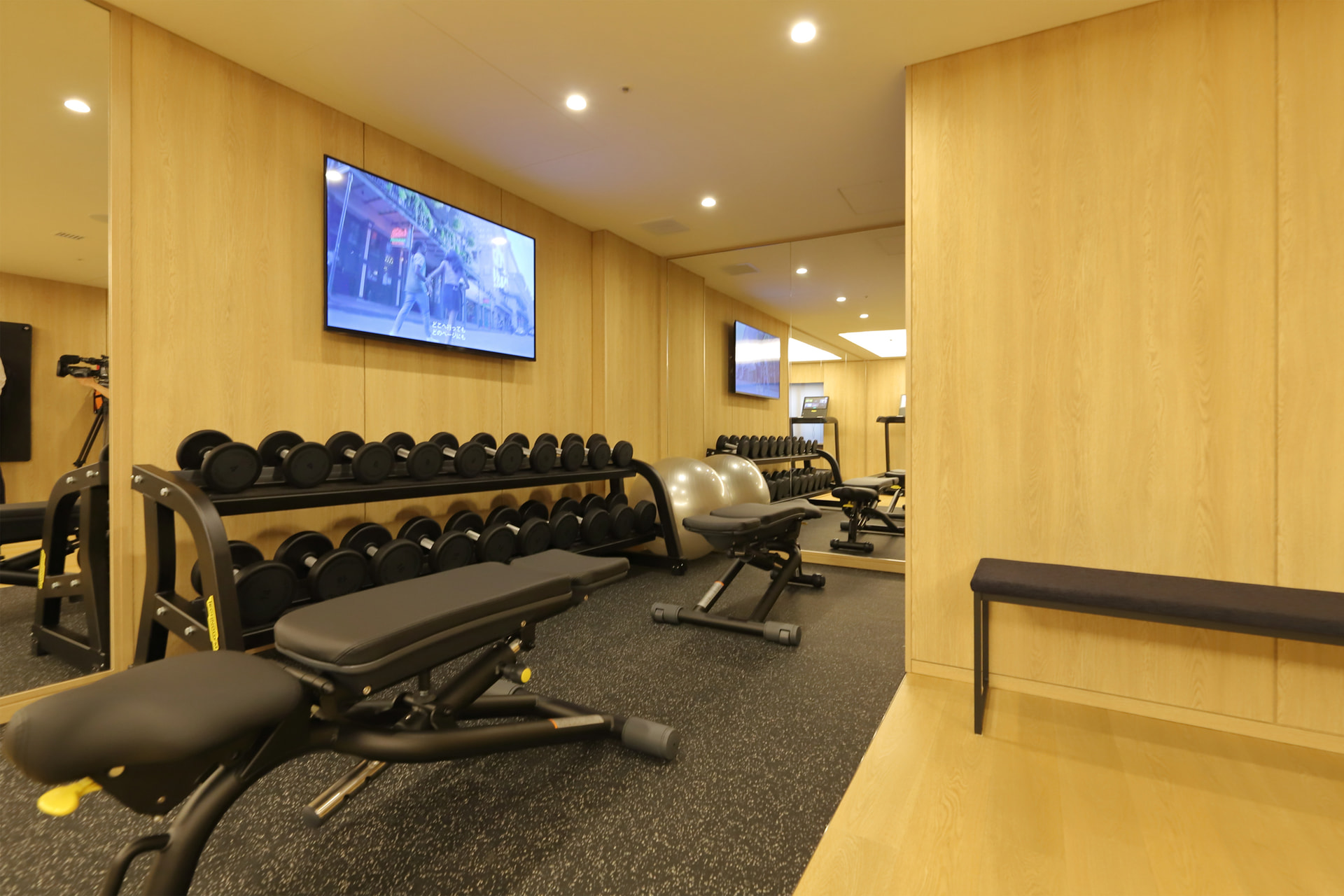 3階エレベーターホールすぐのフィットネスセンター