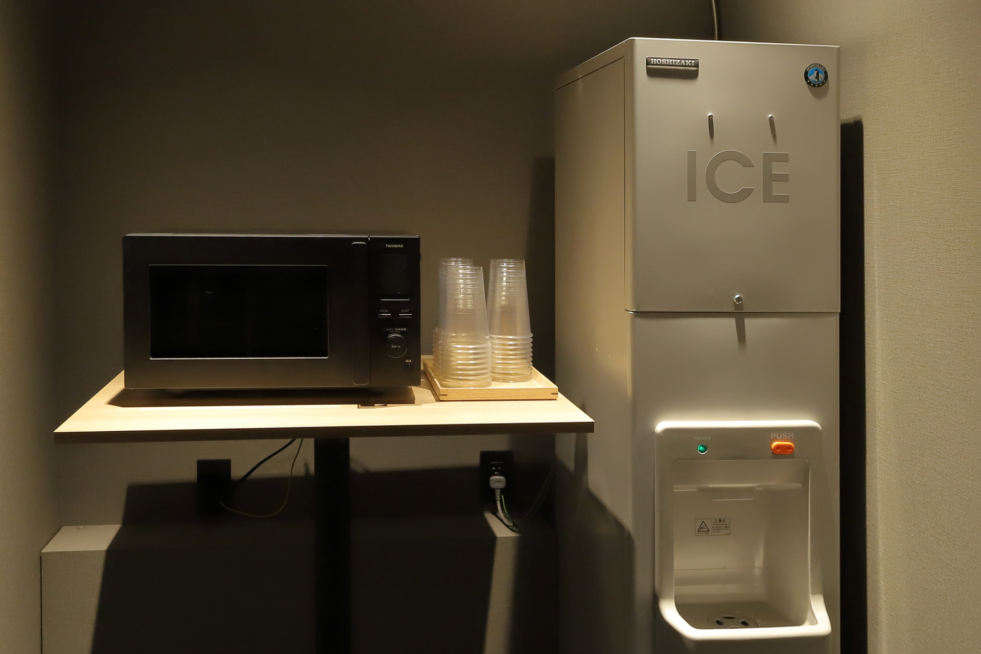 計3フロアのエレベーターホール脇にはアイスディスペンサーと電子レンジがある
