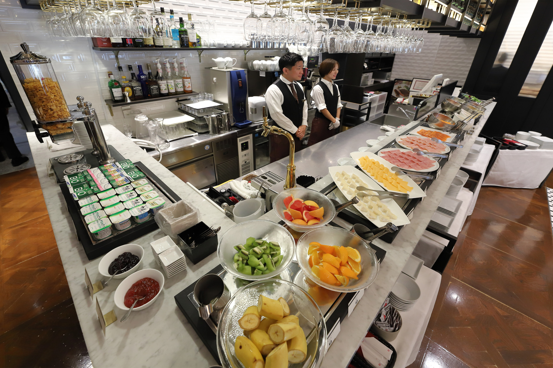 ヨーグルト、フルーツ、チーズやハムなどはビュッフェスタイルで好きなものを好きなだけ