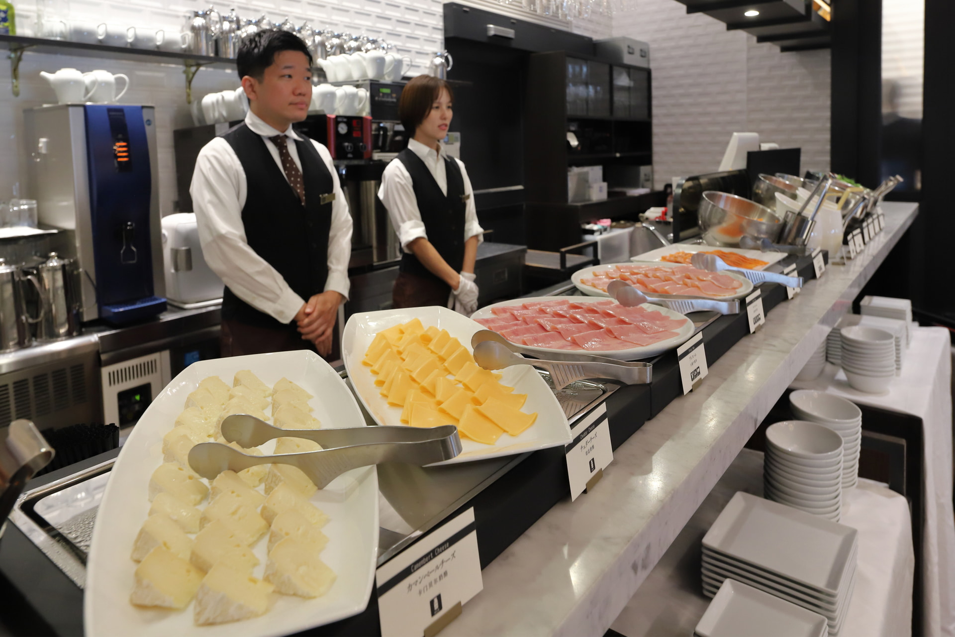 ヨーグルト、フルーツ、チーズやハムなどはビュッフェスタイルで好きなものを好きなだけ