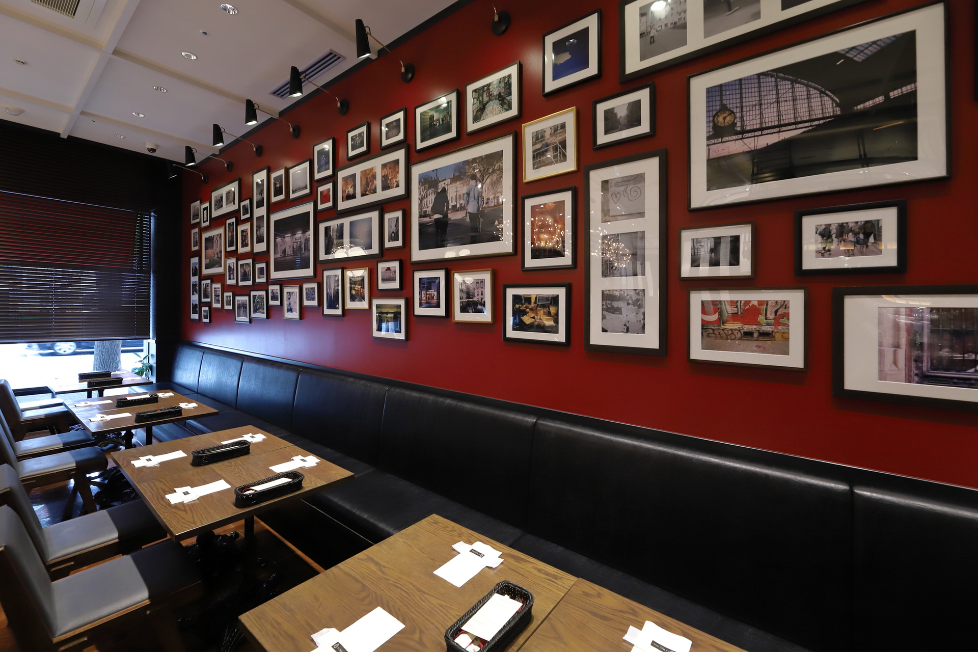 にぎやかだが落ち着きも感じさせる壁面。店内は見る角度によって大きく雰囲気が異なる