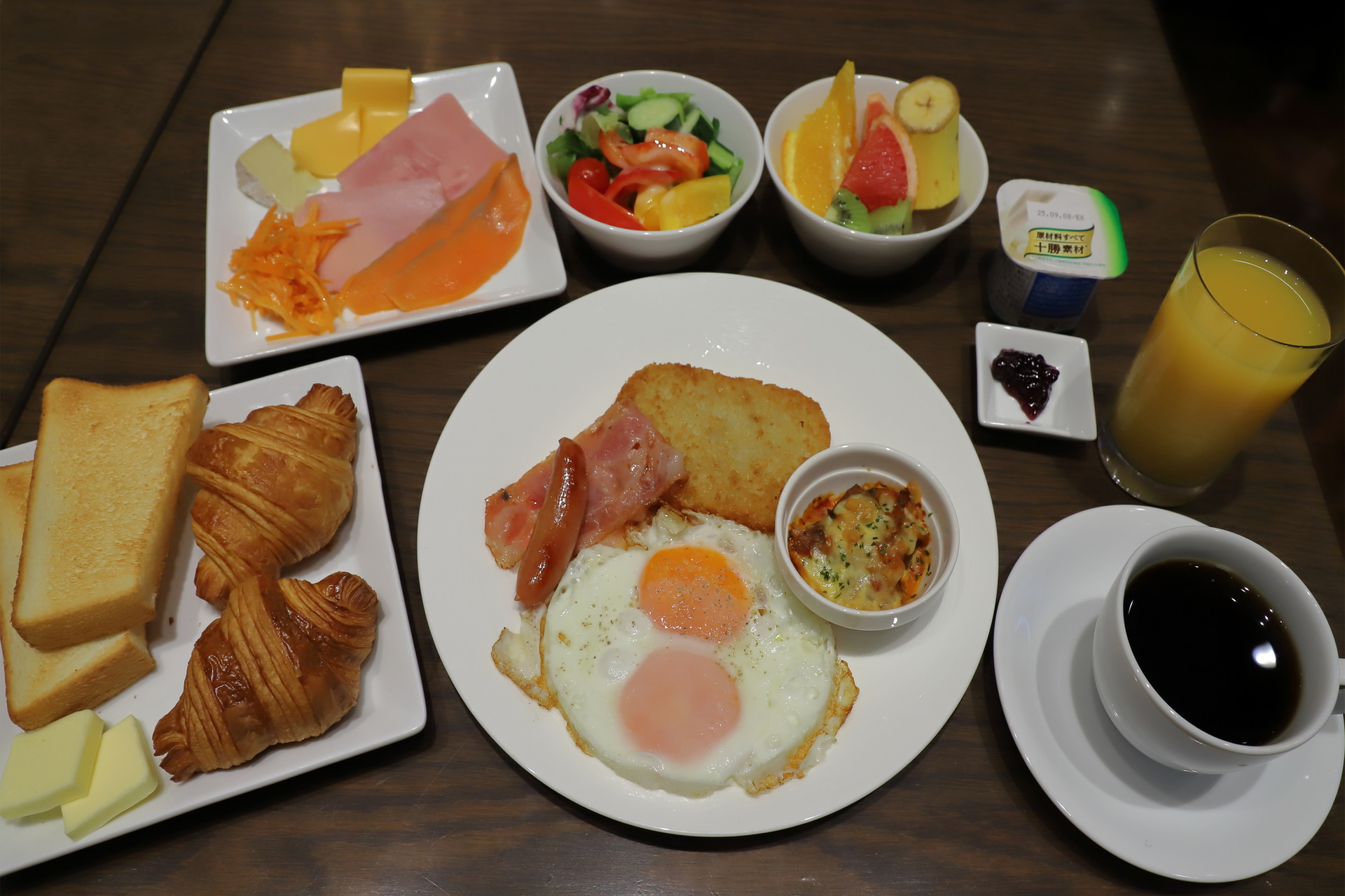 朝食の一例。左手前のパン、中央のホットディッシュはスタッフが隻まで運んでくれる。たまご料理はフライドエッグをチョイス