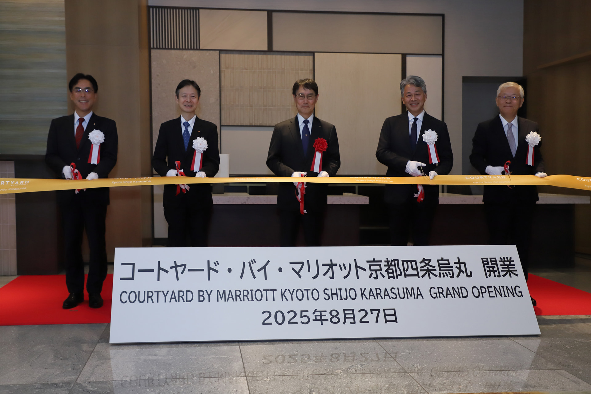 セレモニーの結びにホテルの門出を祝いテープカットを行なった