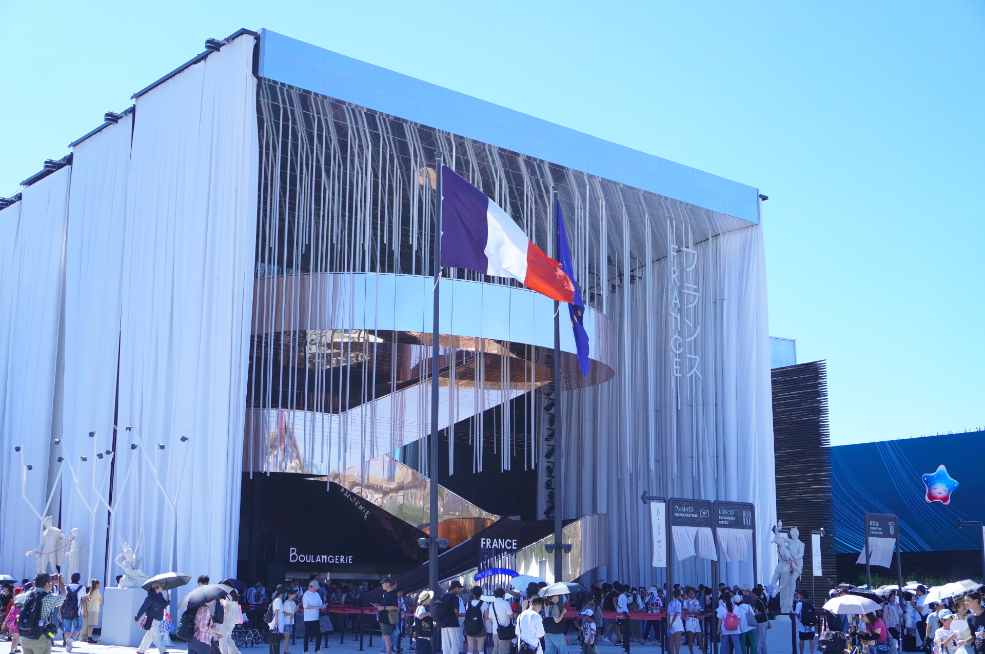 フランス政府が出展する「フランスパビリオン」。この1階にベーカリー、3階にレストラン「Le Bistrot」が入る