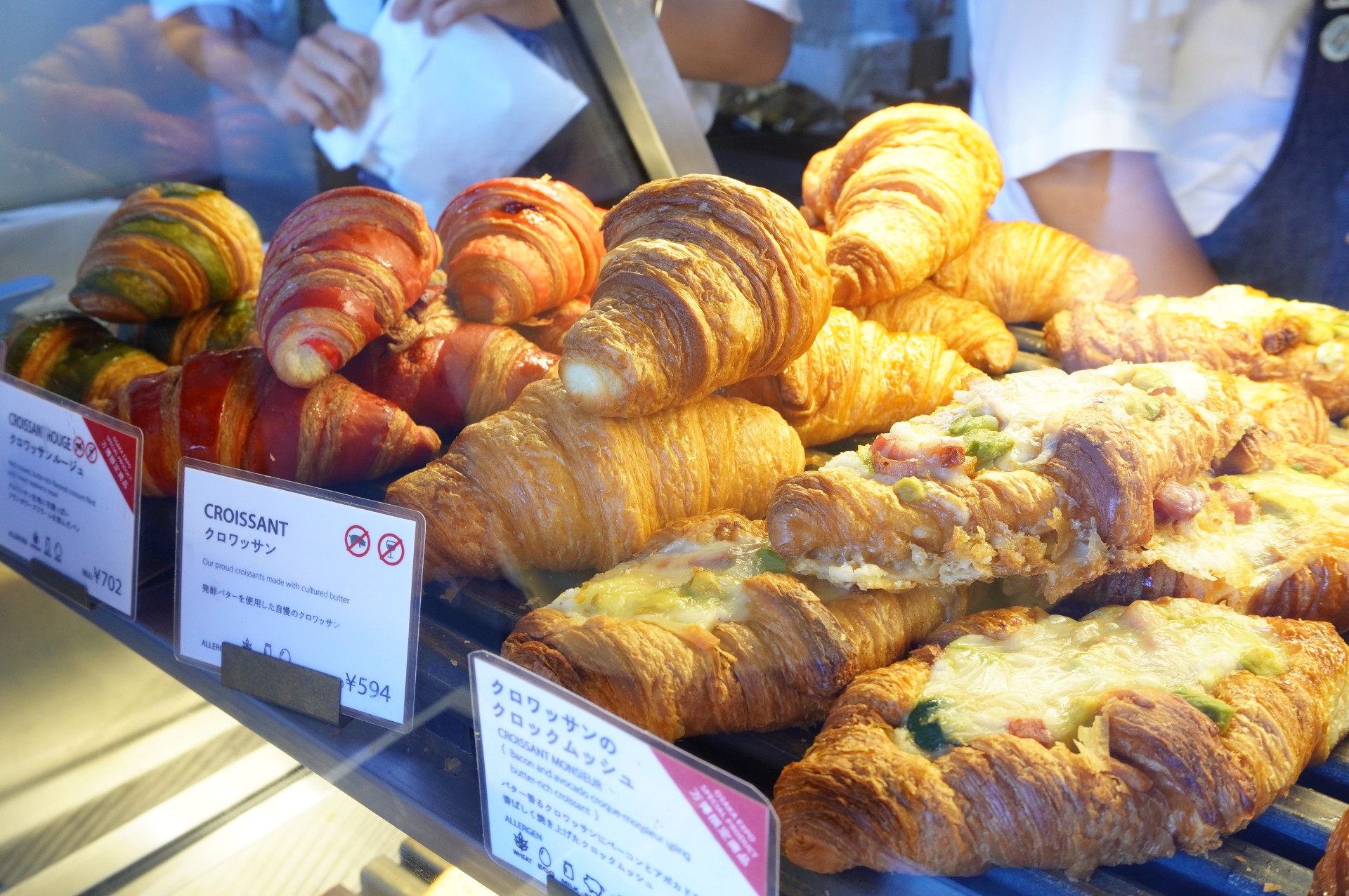 ほかにも定番人気として、クイニーアマン（702円）、パン・オ・レザン（648円）、パン・オ・ショコラ（648円）、カヌレ（702円）など