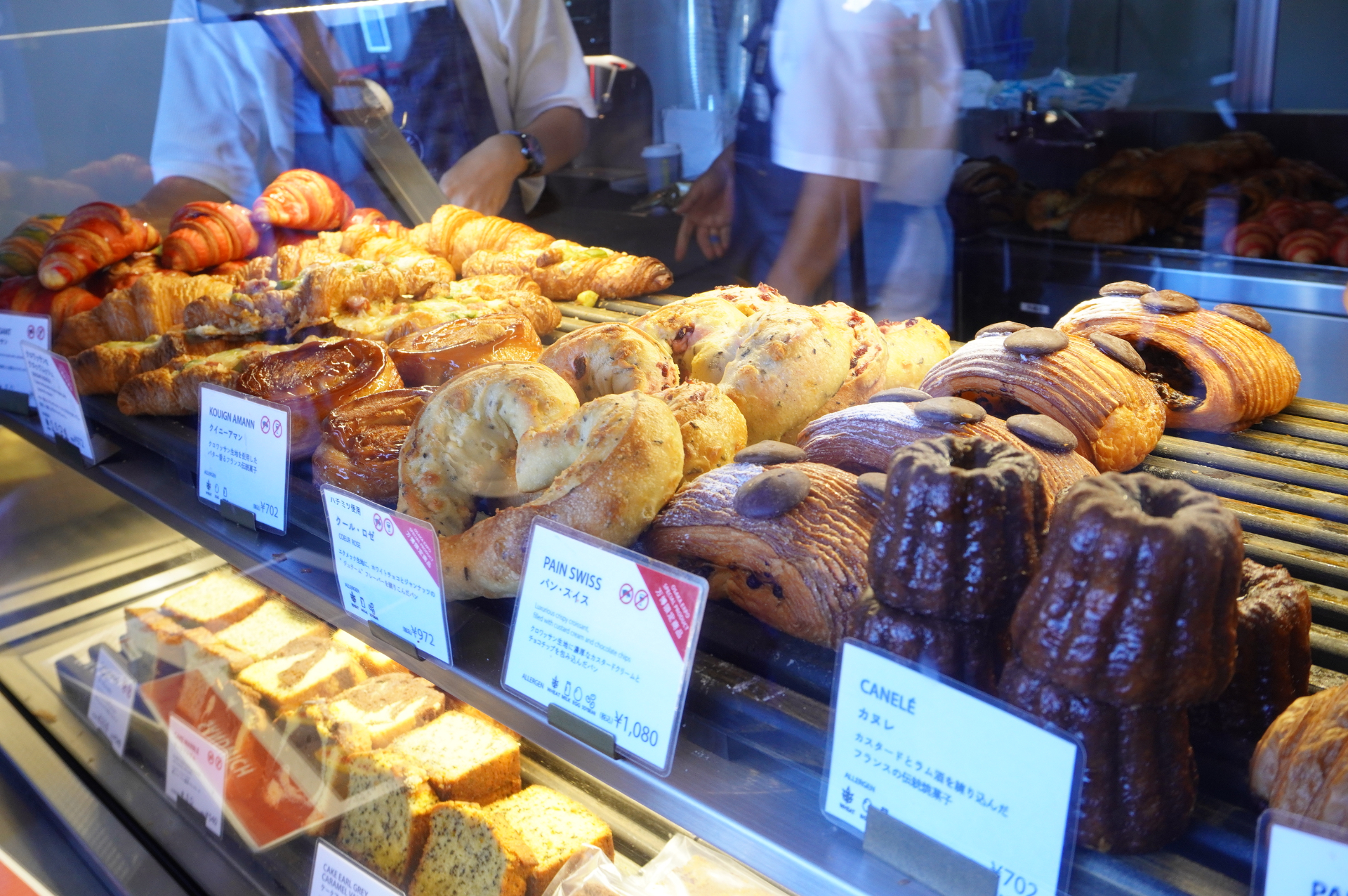 ほかにも定番人気として、クイニーアマン（702円）、パン・オ・レザン（648円）、パン・オ・ショコラ（648円）、カヌレ（702円）など