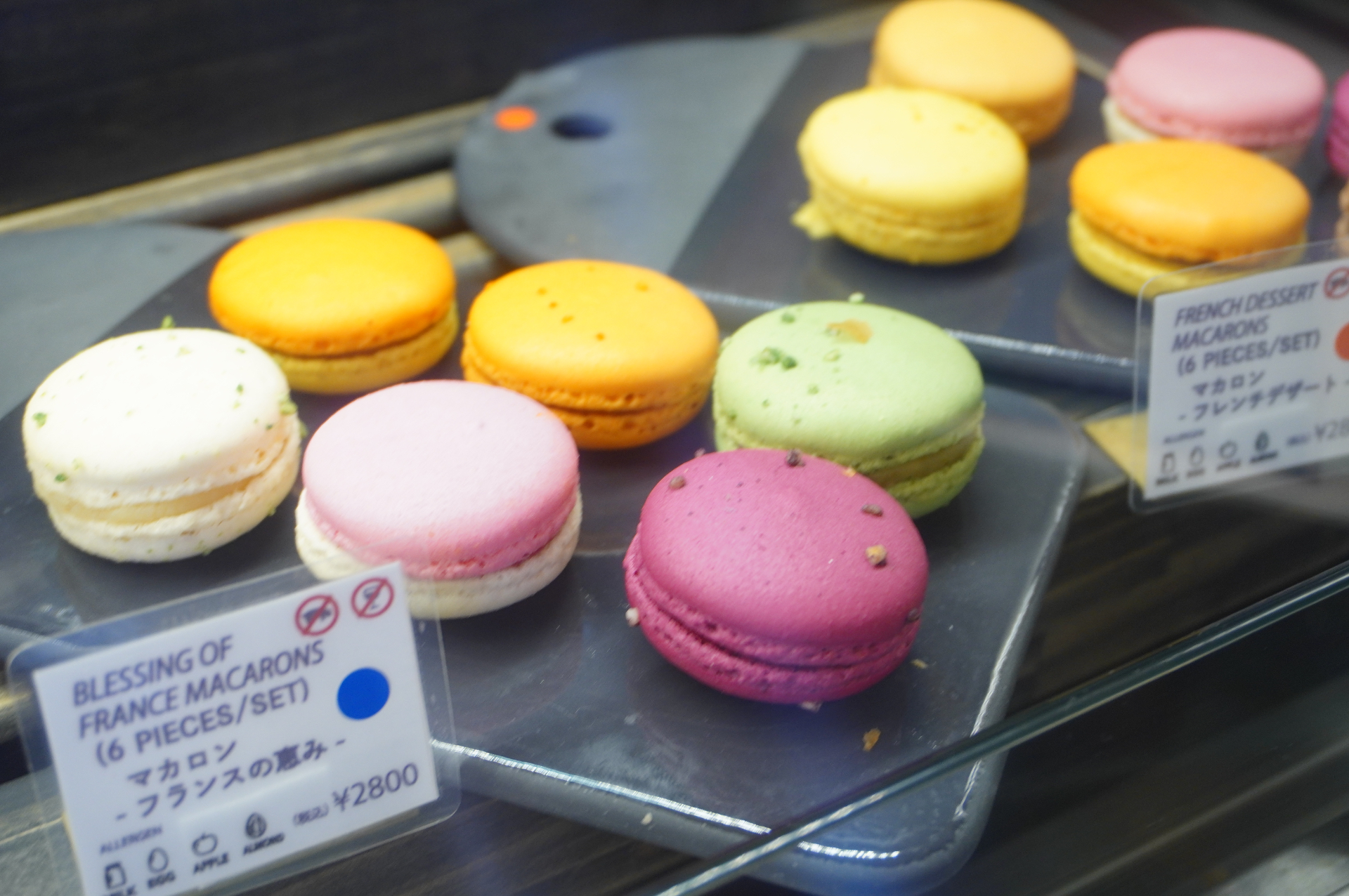 マカロン（6個セット2800円）。お高めだが、万博土産には喜ばれそう