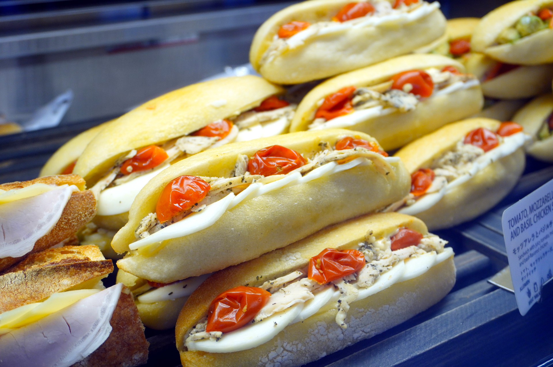 パリジャンサンド（1620円）はハムとチーズ、モッツアレラとバジルチキン、ベジタリアンの3種