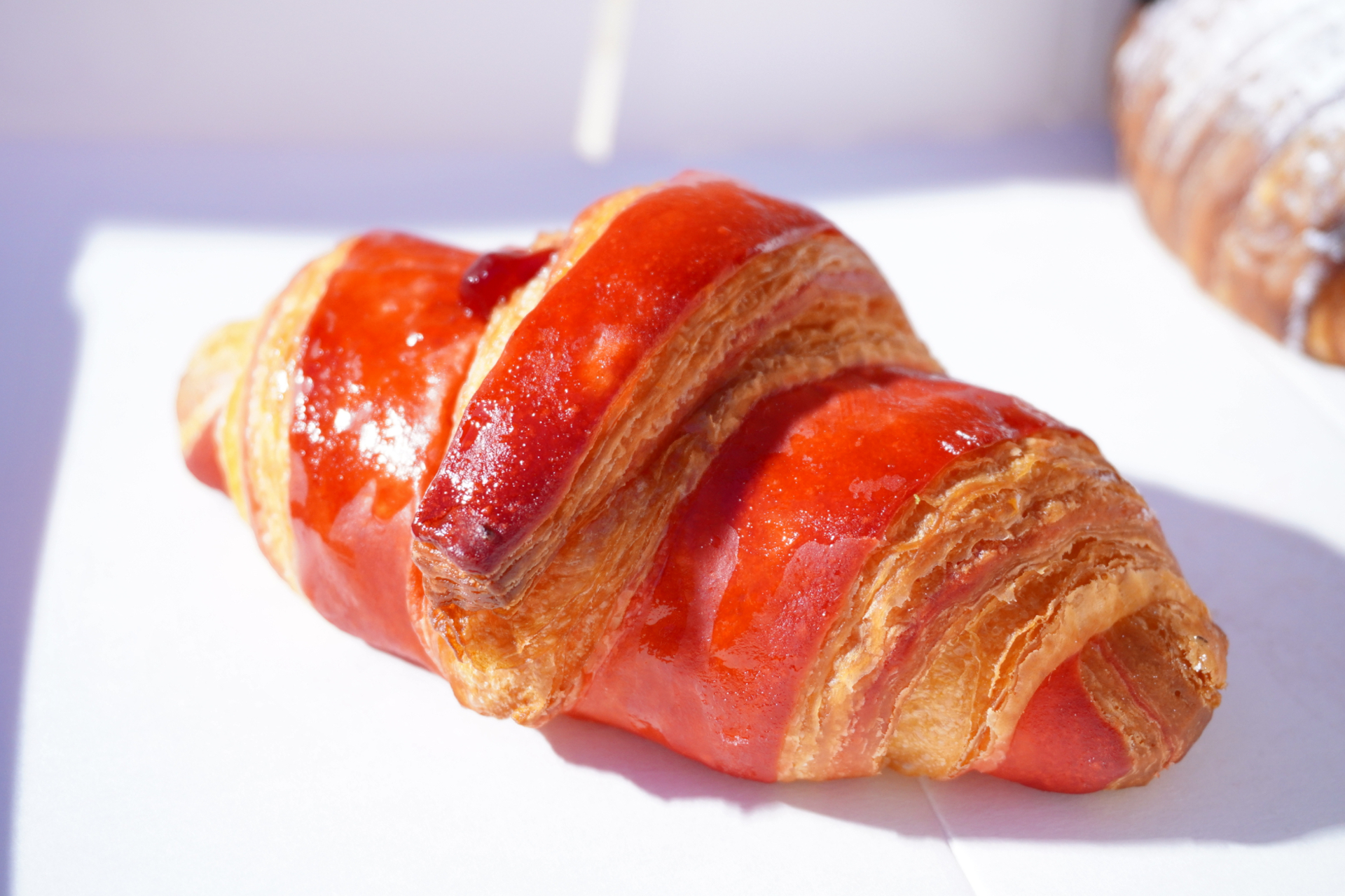 甘酸っぱいフランボワーズソースが入った「クロワッサン・ルージュ」