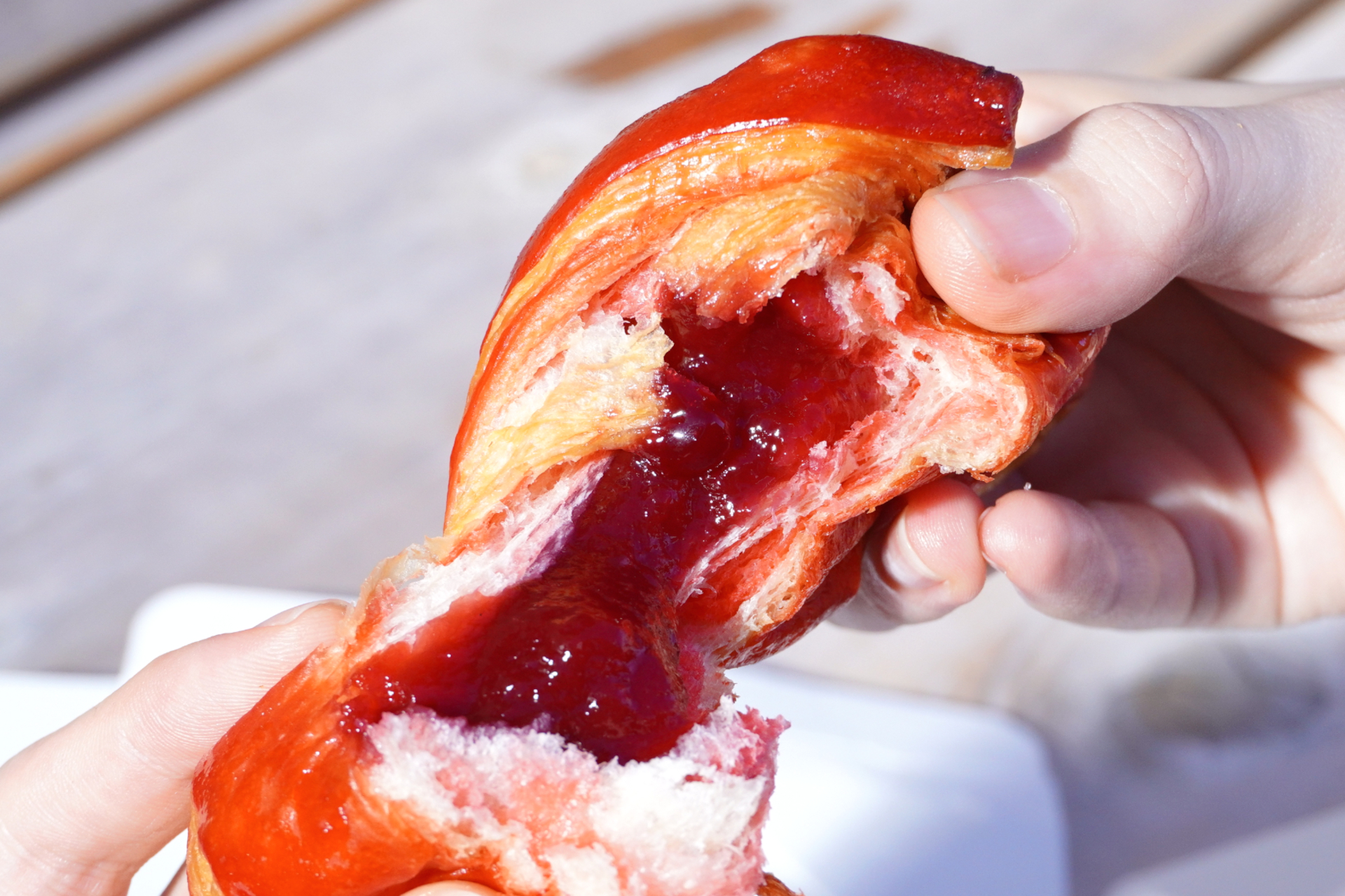 甘酸っぱいフランボワーズソースが入った「クロワッサン・ルージュ」