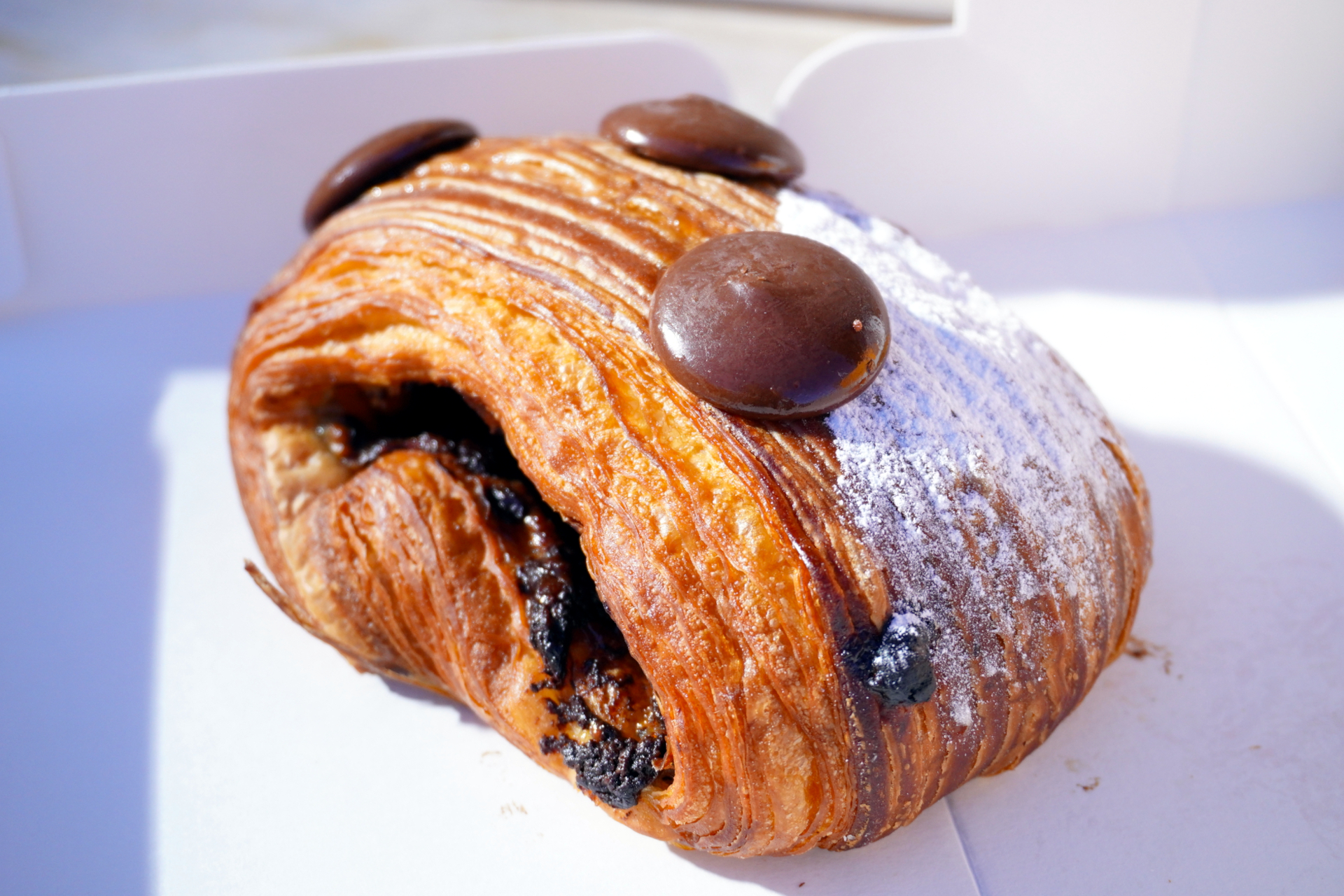 チョコが甘くて濃厚な「パン・スイス」。1個のサイズも大きめ