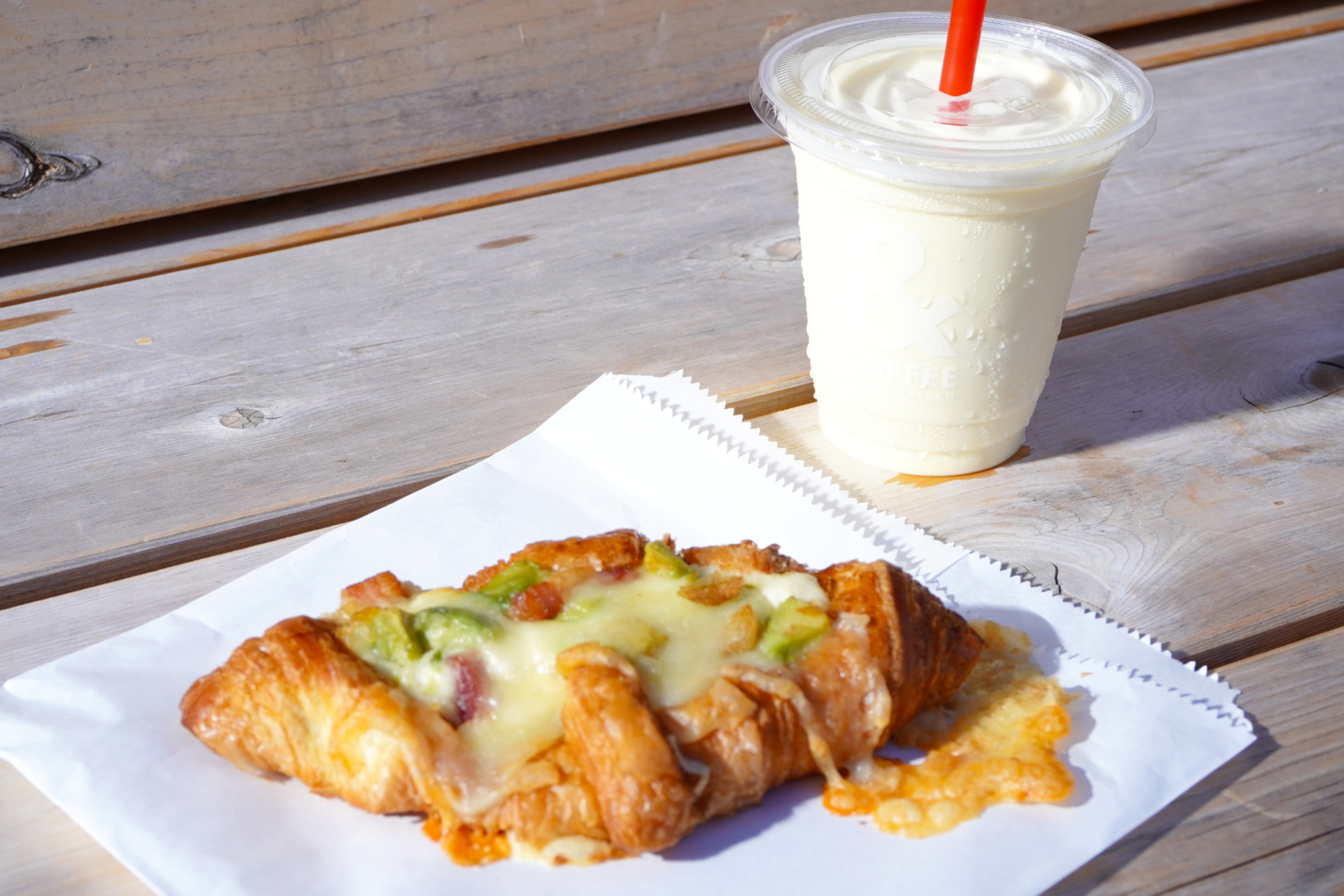 「クロワッサンのクロックムッシュ」をフランス産バニラ使用の「バニラシェイク」（単品972円、パンとセットで50円引き）とともに