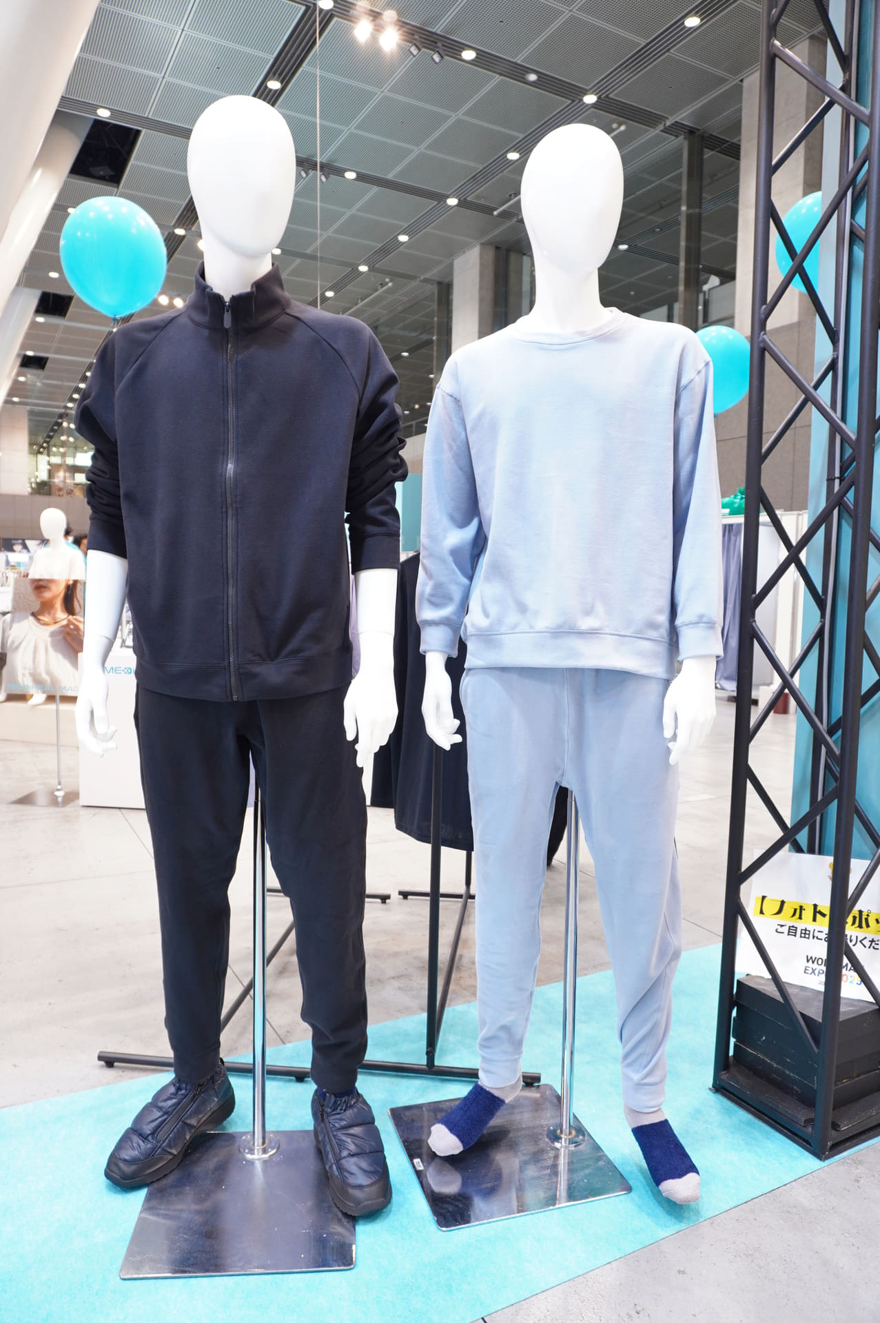 こちらは10月発売商品で、9月1日から公式アプリで先行予約販売スタート。写真左は「MEDIHEAL WARM フリースジャケット（メンズ）」（2500円）、写真右は「MEDIHEAL WARM トレーナー（レディース）」（1900円）と「MEDIHEAL WARM スウェットパンツ（レディース）」（1900円）