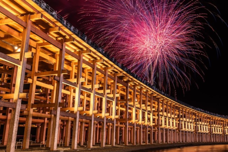 今年だけの「万博の花火」を楽しもう