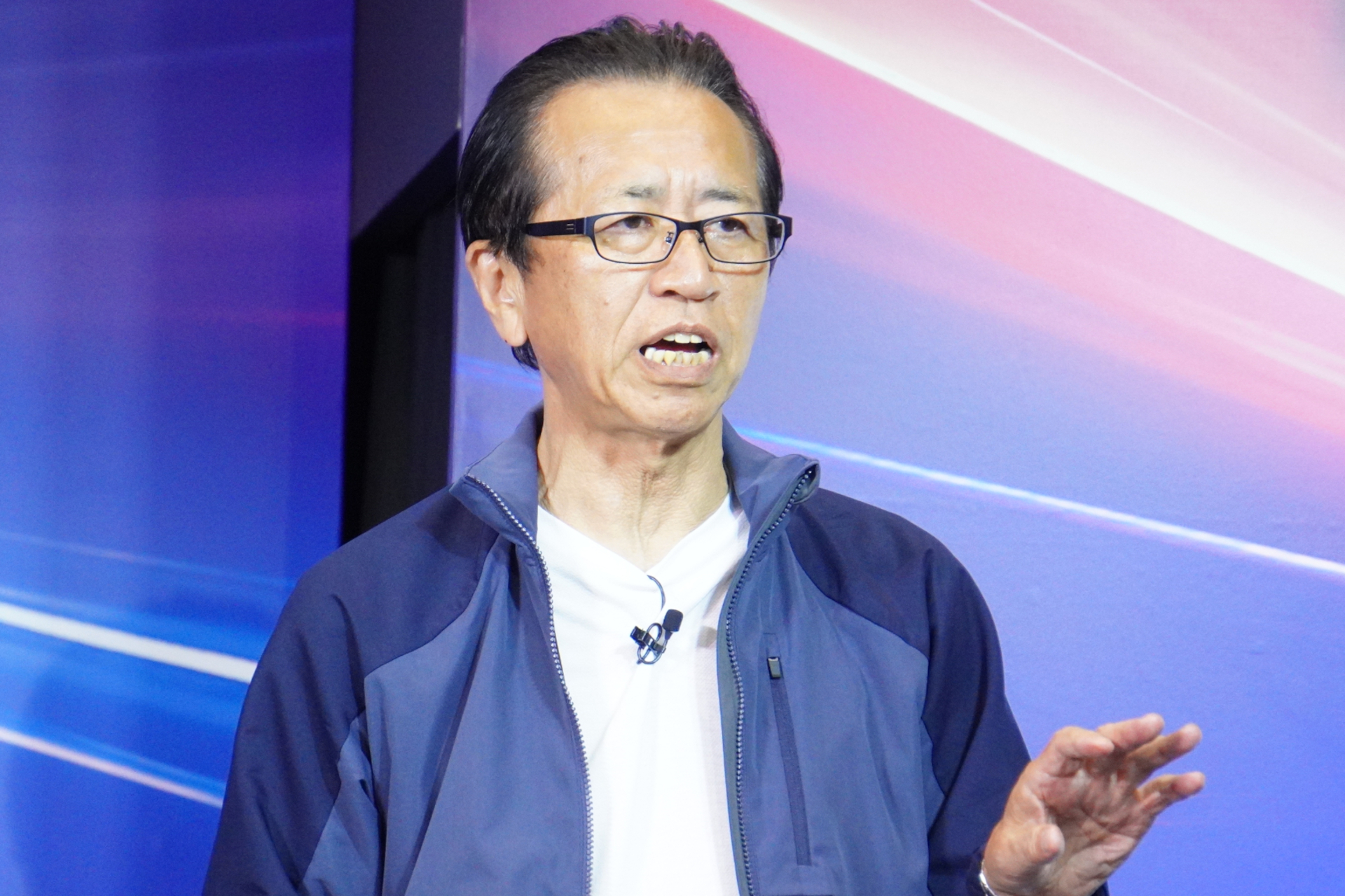 株式会社ワークマン 専務取締役 土屋哲雄氏。「今までの衣料の常識を変える画期的な製品を販売していながら、“在庫を抱えて自滅する”ことを恐れ、たくさん生産できていなかった。人気商品が欠品することのないよう、在庫を十分にしてじっくり販売していく。重点商品を育てていく」