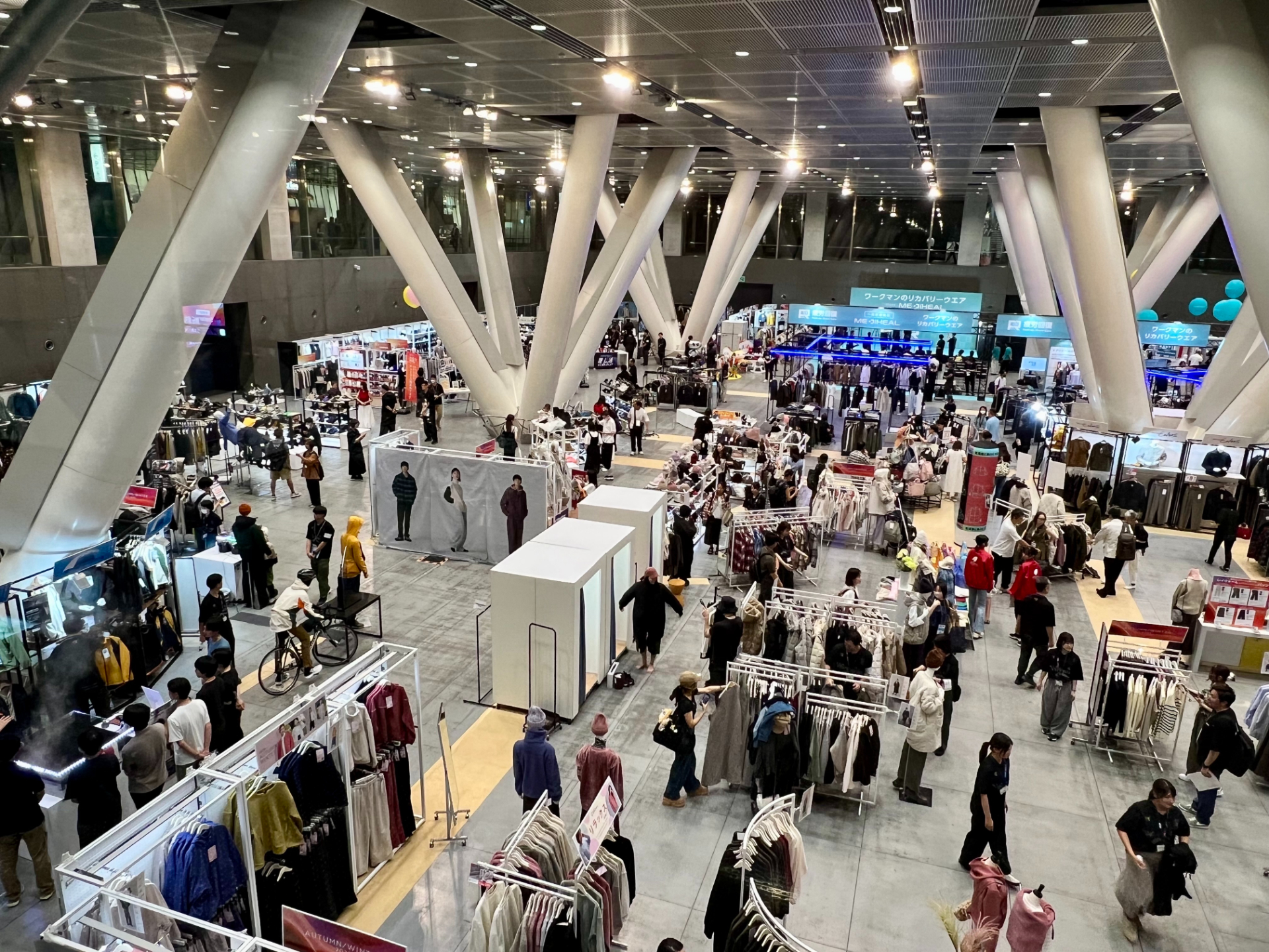 アパレル小売業の単独展示会としては国内最大規模5000m<span class="em sup">2</span>の会場で行なった2025年秋冬商品発表会。ファッションショー風に新作をお披露目した
