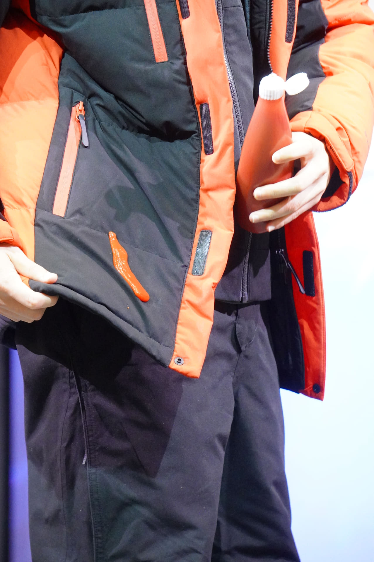 XShelter断熱α PREMIUM GIGA PUFFダウンコート（9800円）。ケチャップをこぼしてもするんと落ちる