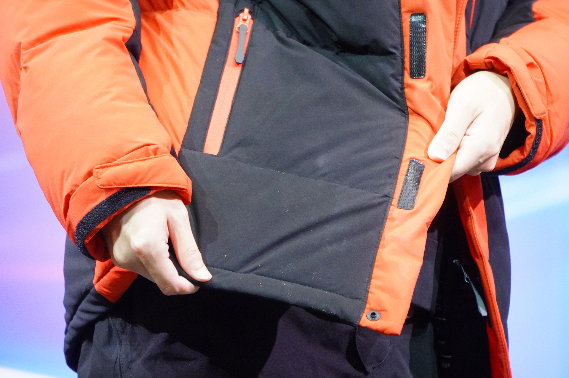 XShelter断熱α PREMIUM GIGA PUFFダウンコート（9800円）。ケチャップをこぼしてもするんと落ちる