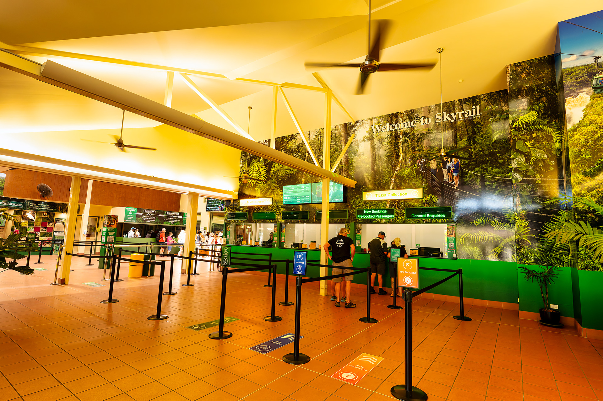 スカイレールの出発点はケアンズ北部のスミスフィールド駅。6人乗りの緑色ゴンドラで7.5kmの距離を45分かけて移動する。途中2つの駅があり、下車して探索ができる