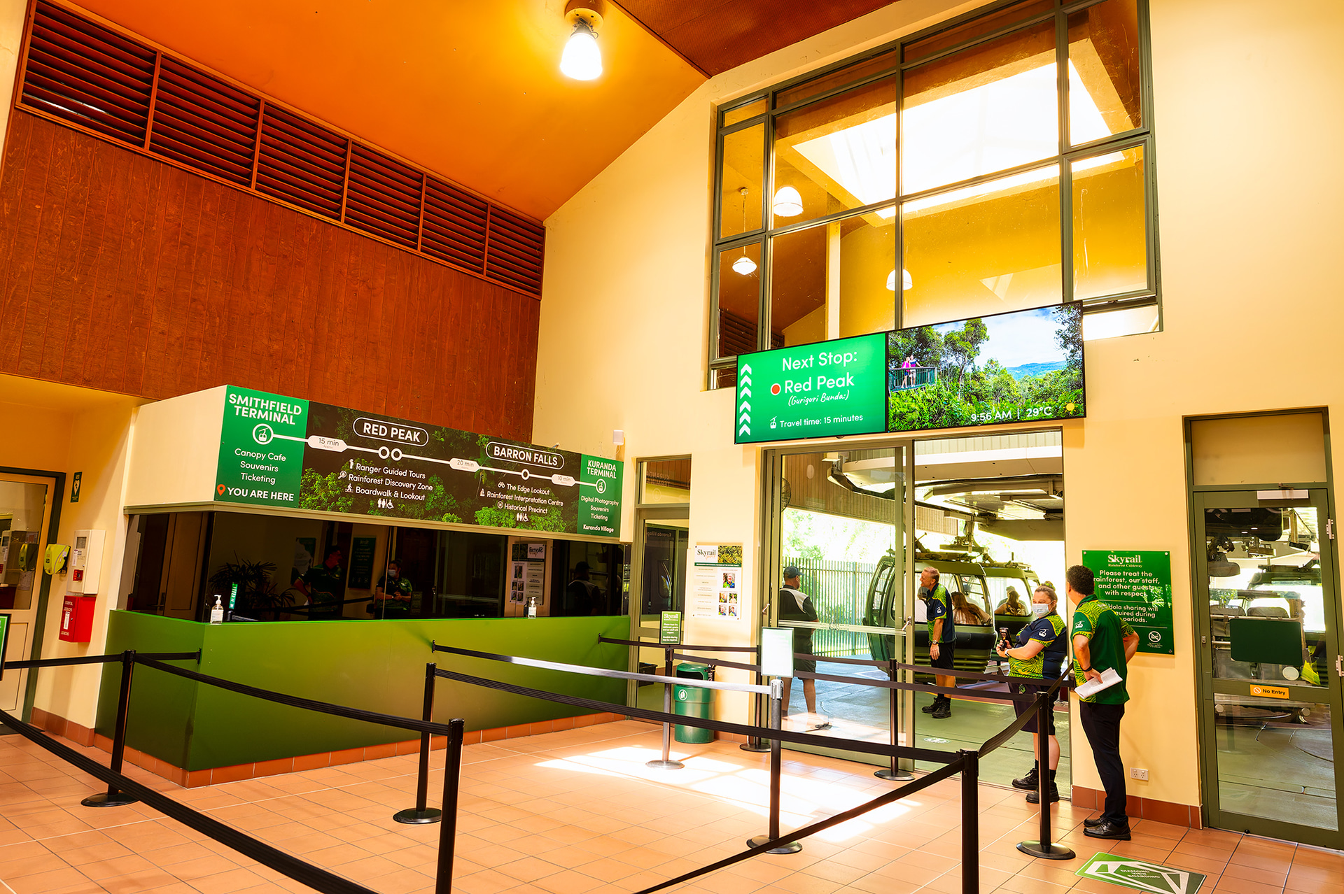 スカイレールの出発点はケアンズ北部のスミスフィールド駅。6人乗りの緑色ゴンドラで7.5kmの距離を45分かけて移動する。途中2つの駅があり、下車して探索ができる