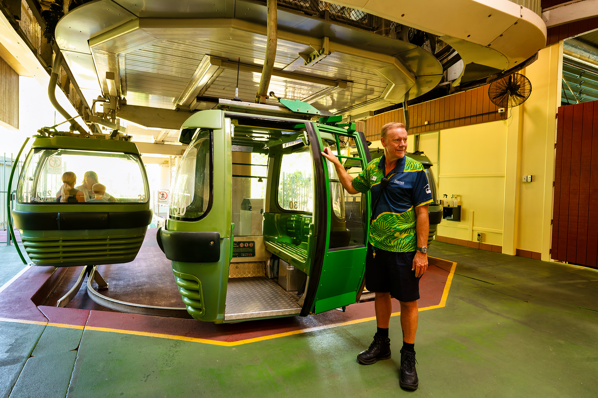 スカイレールの出発点はケアンズ北部のスミスフィールド駅。6人乗りの緑色ゴンドラで7.5kmの距離を45分かけて移動する。途中2つの駅があり、下車して探索ができる