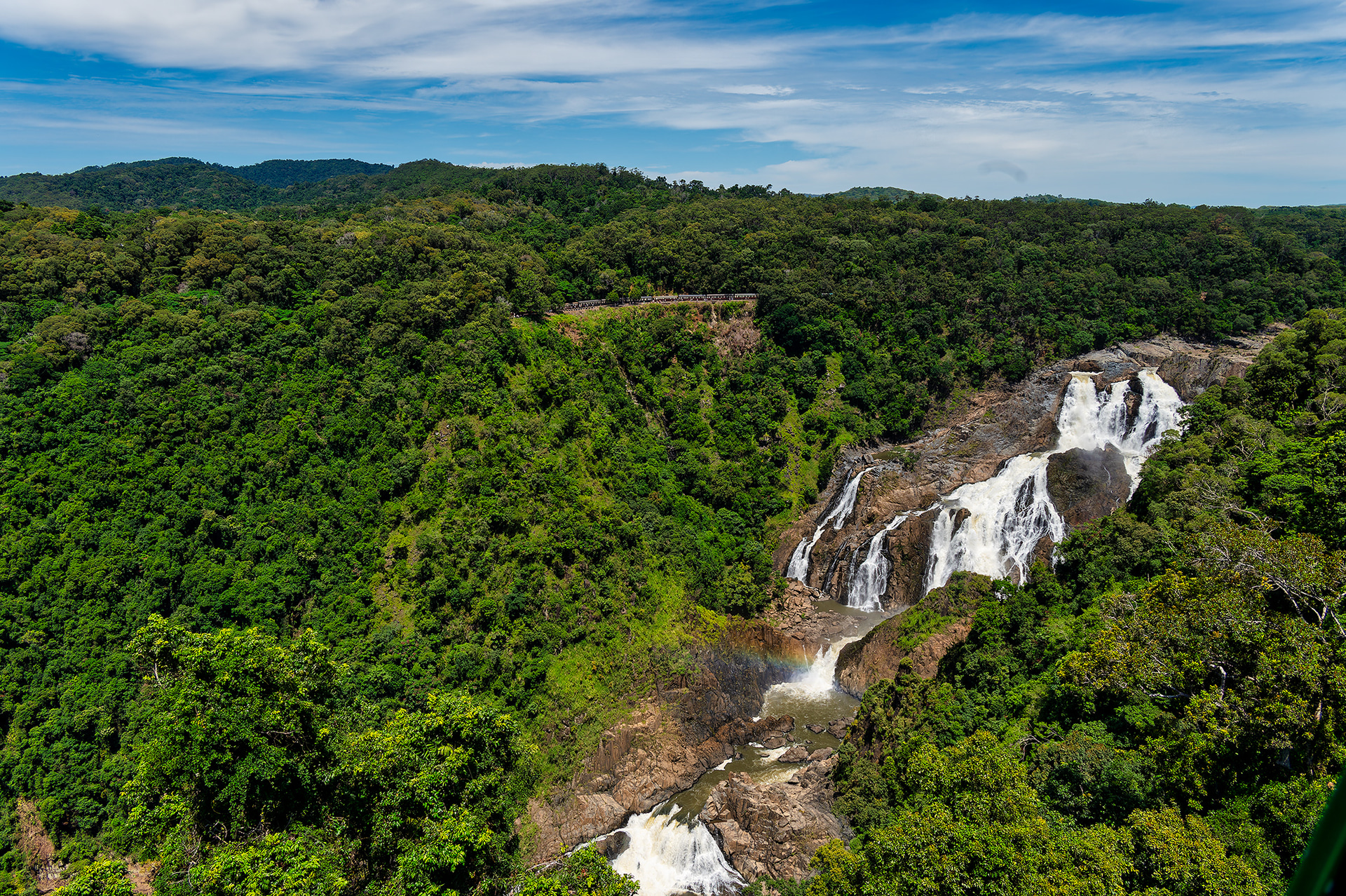 レッドピーク駅からバロンフォールズ駅には絶景が待っている。まさにシャッターチャンスの宝庫。それにしても規模感がすごい