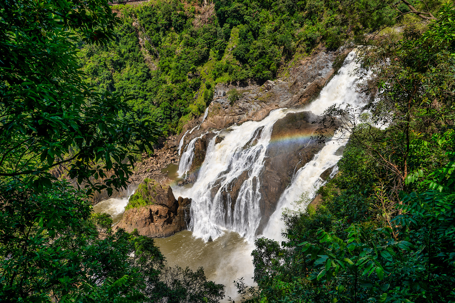 バロンフォールズ駅を降りると、バロン滝を見渡せる展望台へ行くことができる。滝の落差は265m。雨季と乾季では水量が違うが、轟音とマイナスイオンで癒されるのは間違いない