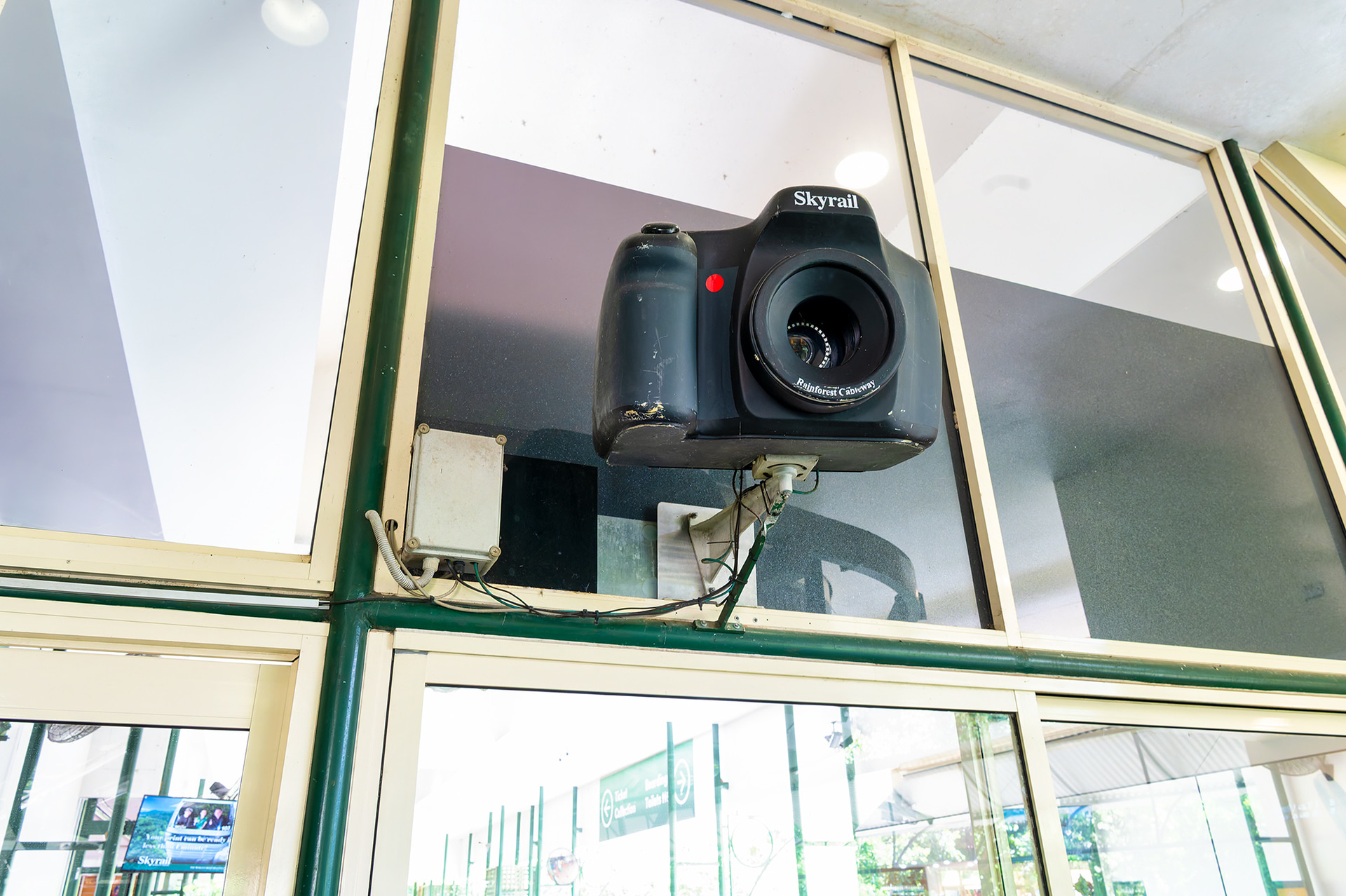 スカイレールのキュランダ駅では、備え付けられた巨大カメラでゴンドラ内を撮影。降車後に専用カウンターで写真を購入できる。旅の思い出にぜひ