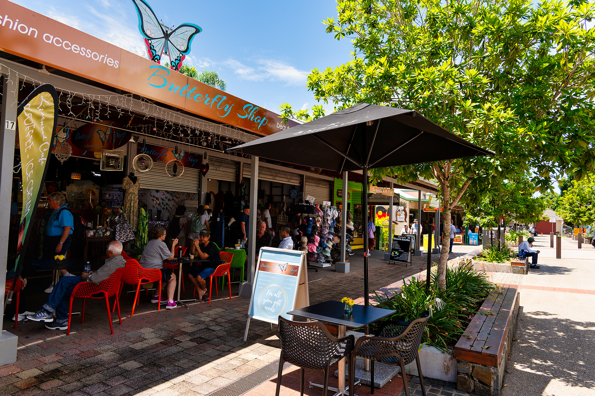 キュランダの街にはショップがたくさん並んでいる。そのなかでバタフライショップに立ち寄ってみた。ジュエリーやアクセサリー、石鹸や服など、オシャレなものが揃っている。カフェも併設しており、一定額以上の買い物でドリンクサービスも