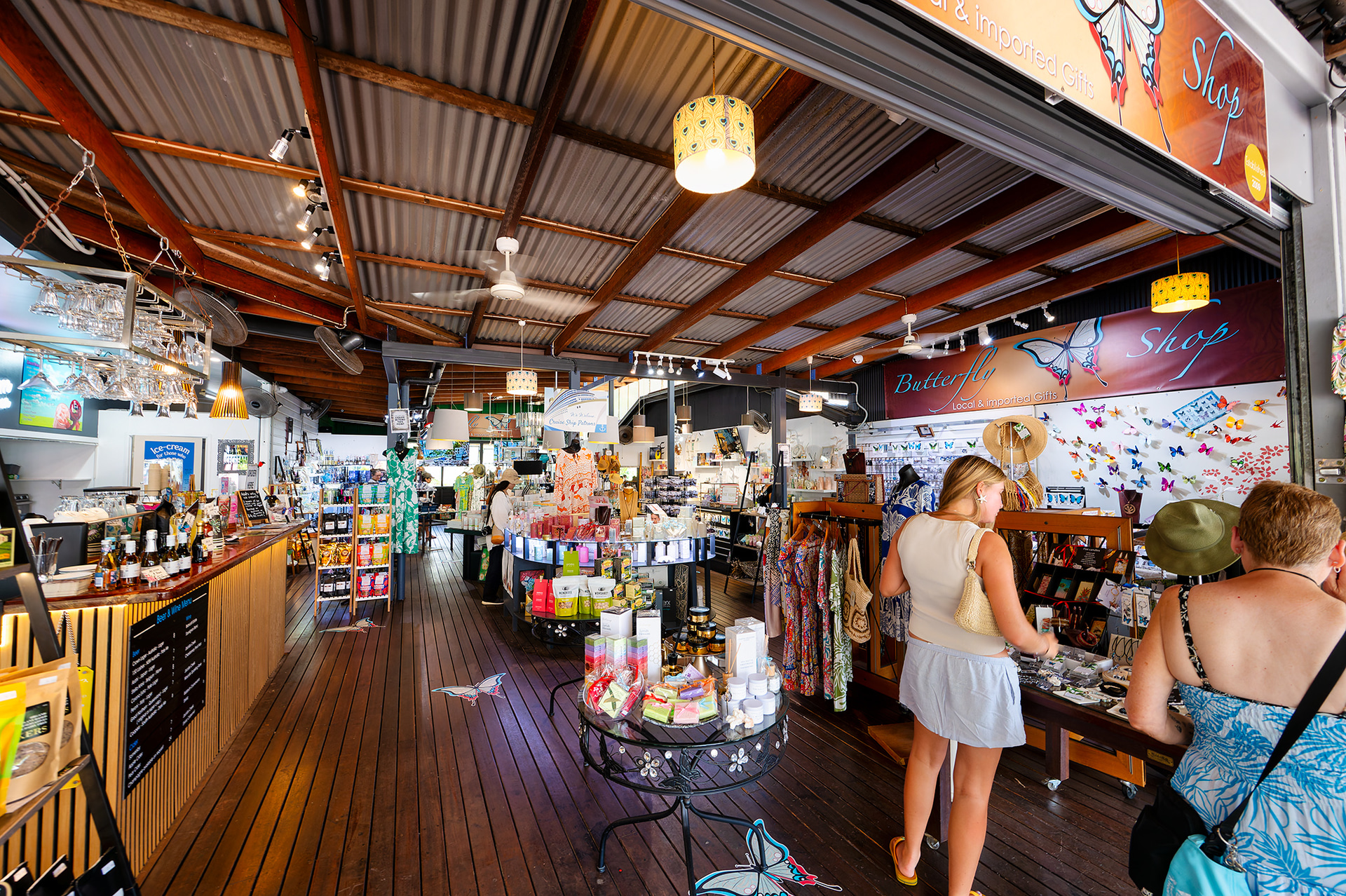 ワーキングホリデーで働く日本人スタッフもいて、気軽に買い物ができる。観光地価格なのはいたしかたなし