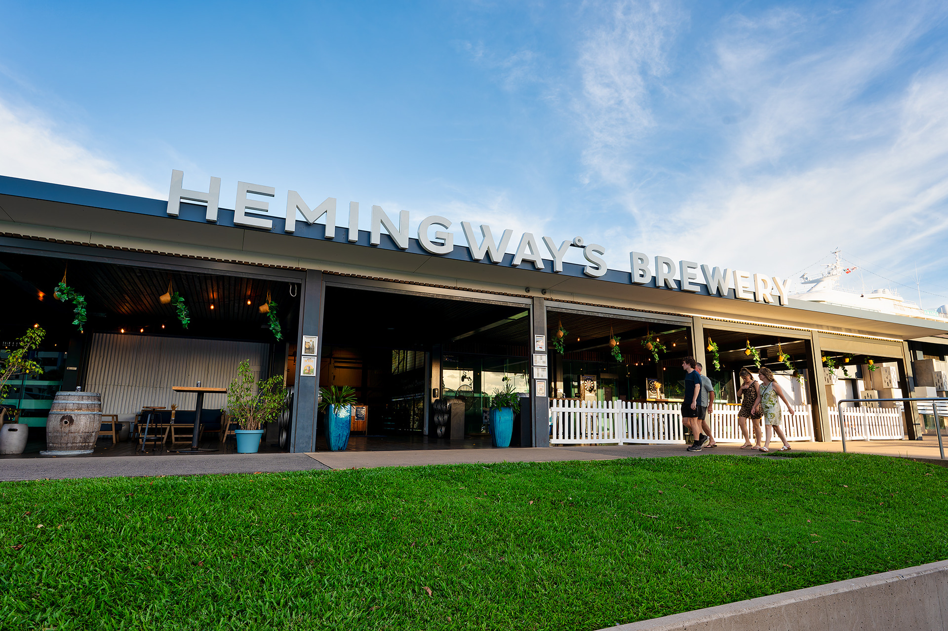 クルーズターミナル近くに位置していて海沿いの開放的な外観が特徴的で、トリニティ湾を望むテラス席が魅力だ