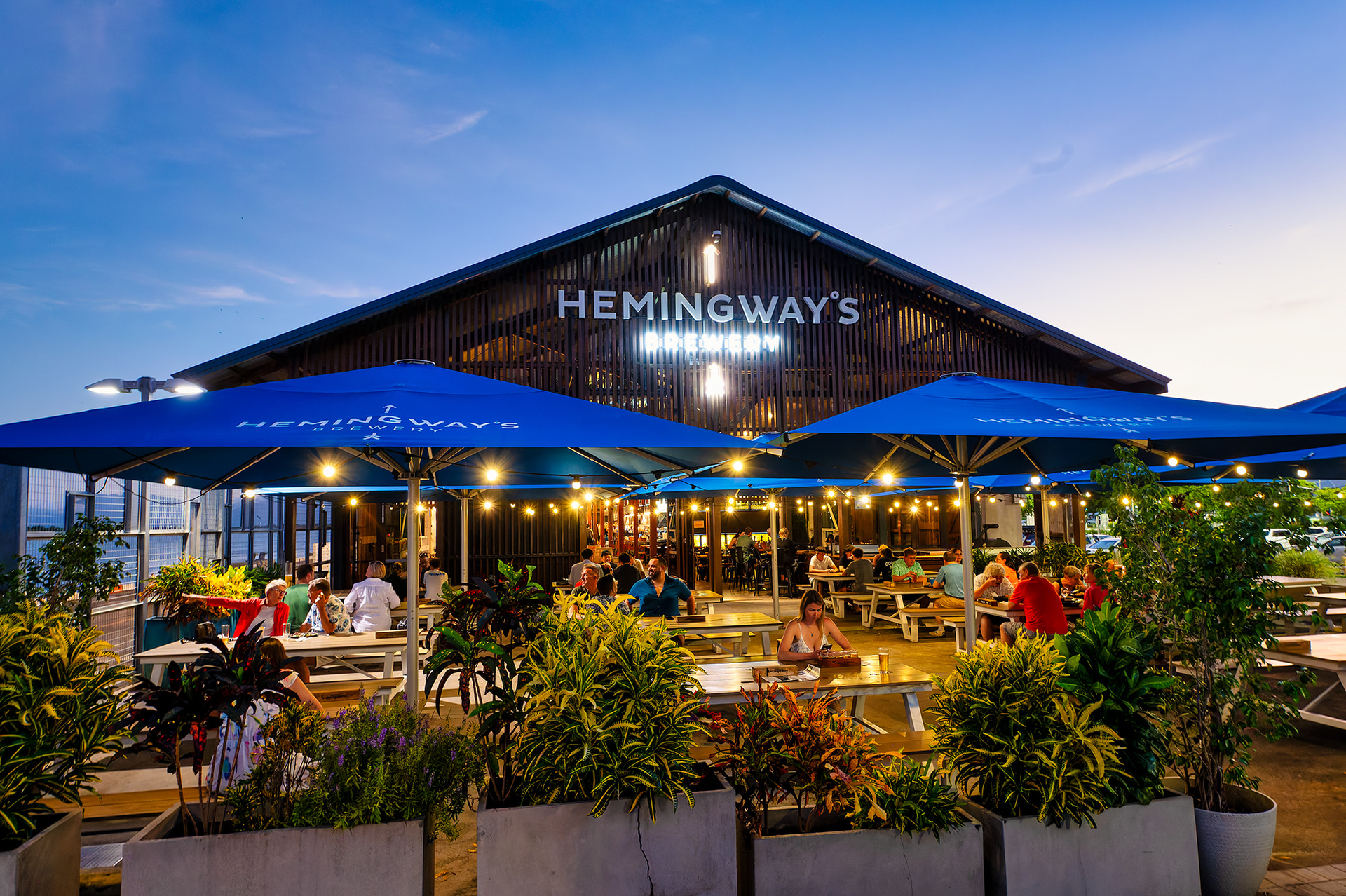 クルーズターミナル近くに位置していて海沿いの開放的な外観が特徴的で、トリニティ湾を望むテラス席が魅力だ