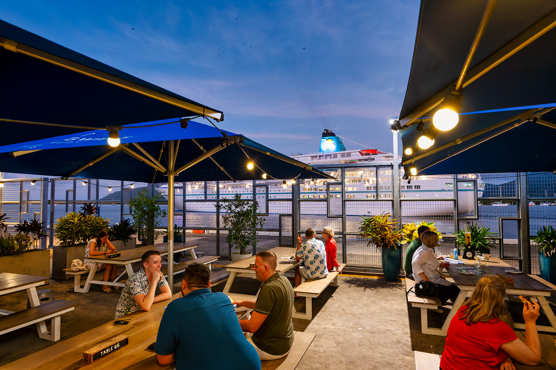 クルーズターミナル近くに位置していて海沿いの開放的な外観が特徴的で、トリニティ湾を望むテラス席が魅力だ