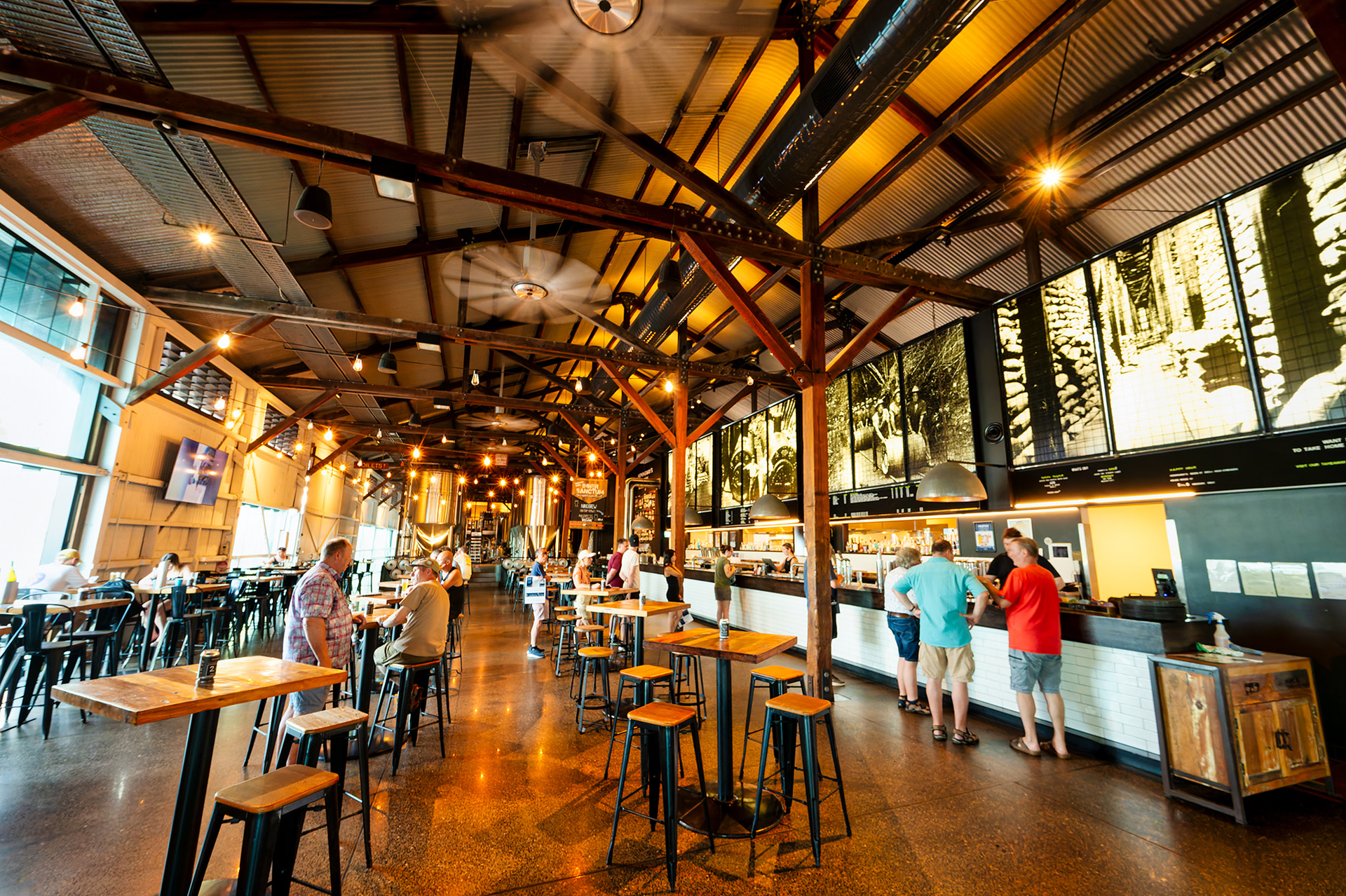 内観は1400m<span class="em sup">2</span>超の広々とした空間に、ビール醸造タンクと19mの長いバーカウンターが目を引く、開放感あるデザイン