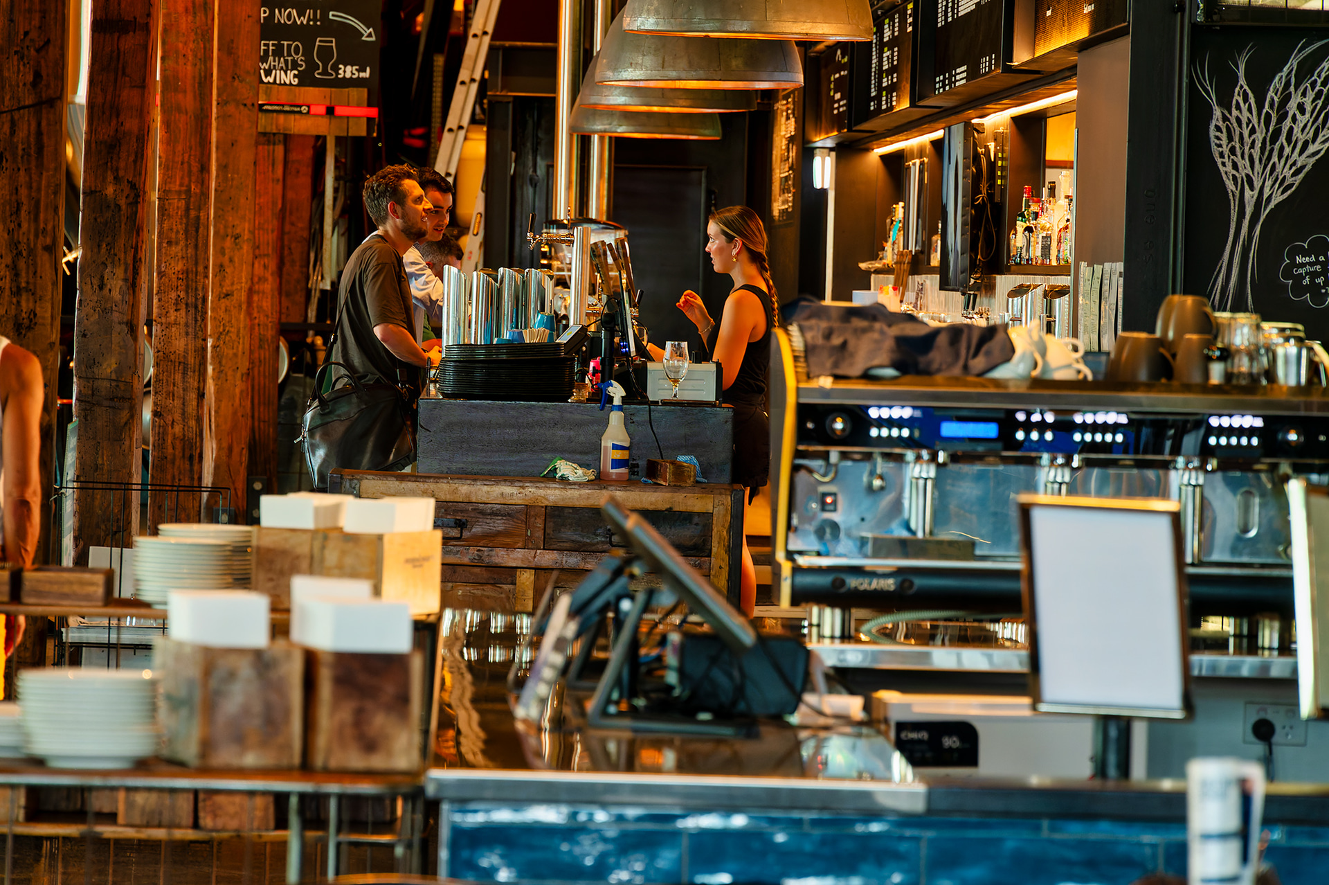 内観は1400m<span class="em sup">2</span>超の広々とした空間に、ビール醸造タンクと19mの長いバーカウンターが目を引く、開放感あるデザイン